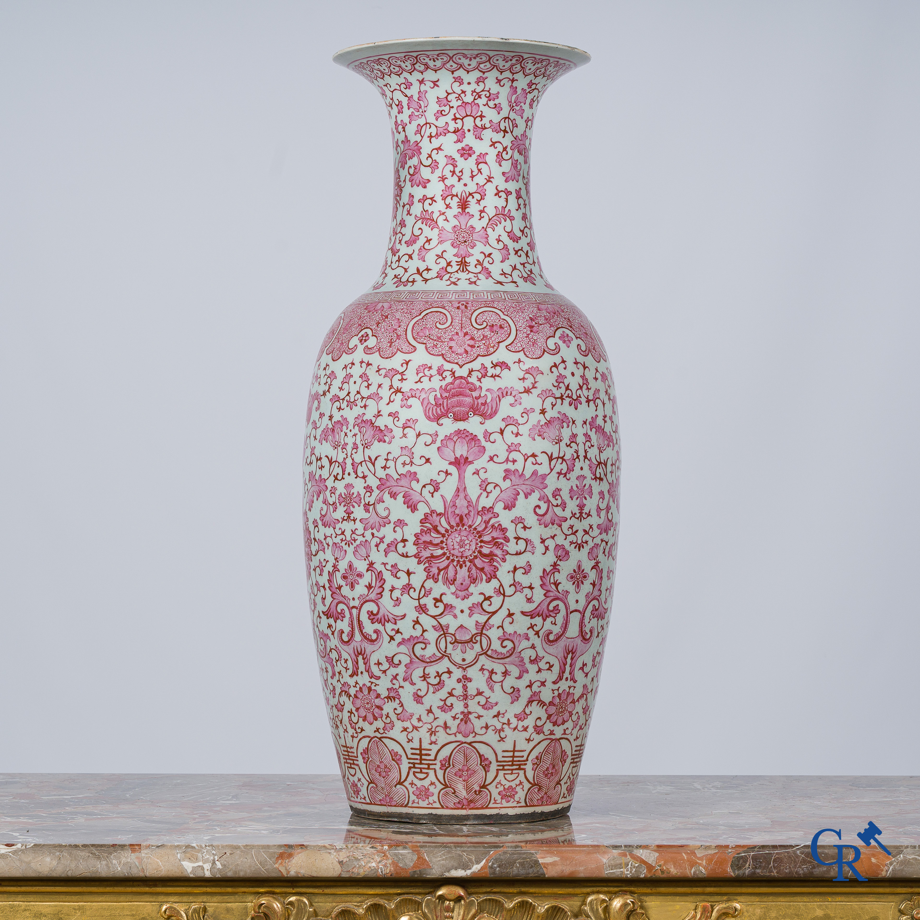 Art Asiatique. Porcelaine chinoise. Grand vase balustre aux motifs violet-rose "puce". 19ème siècle.