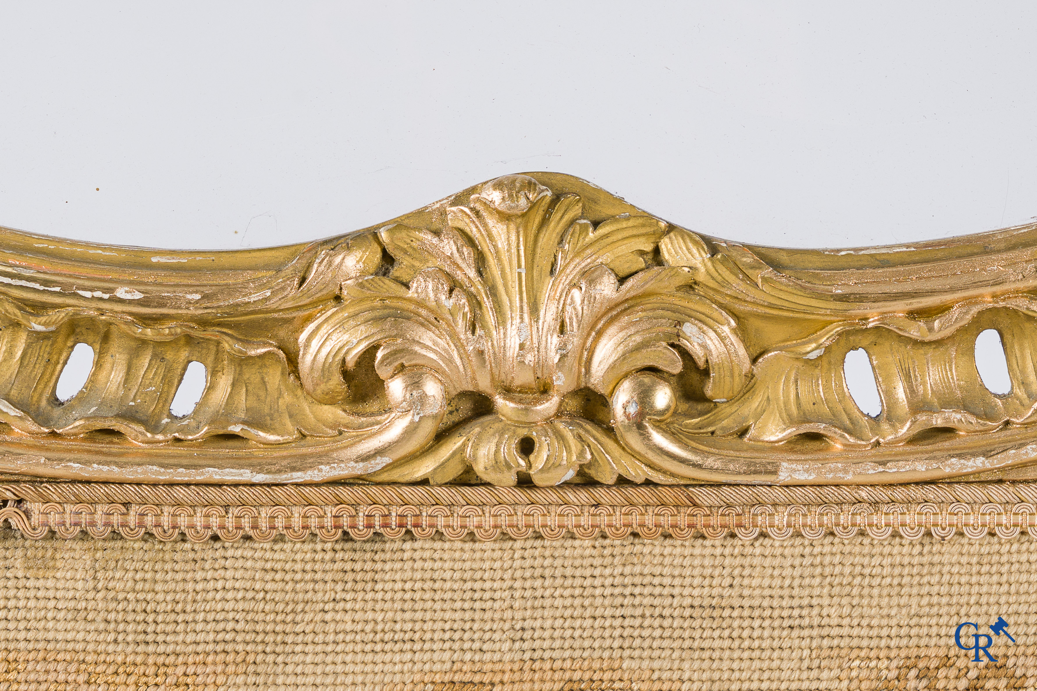Paravent 3 pièces en bois finement sculpté et doré, décoré de broderie. Style LXV, vers 1900.