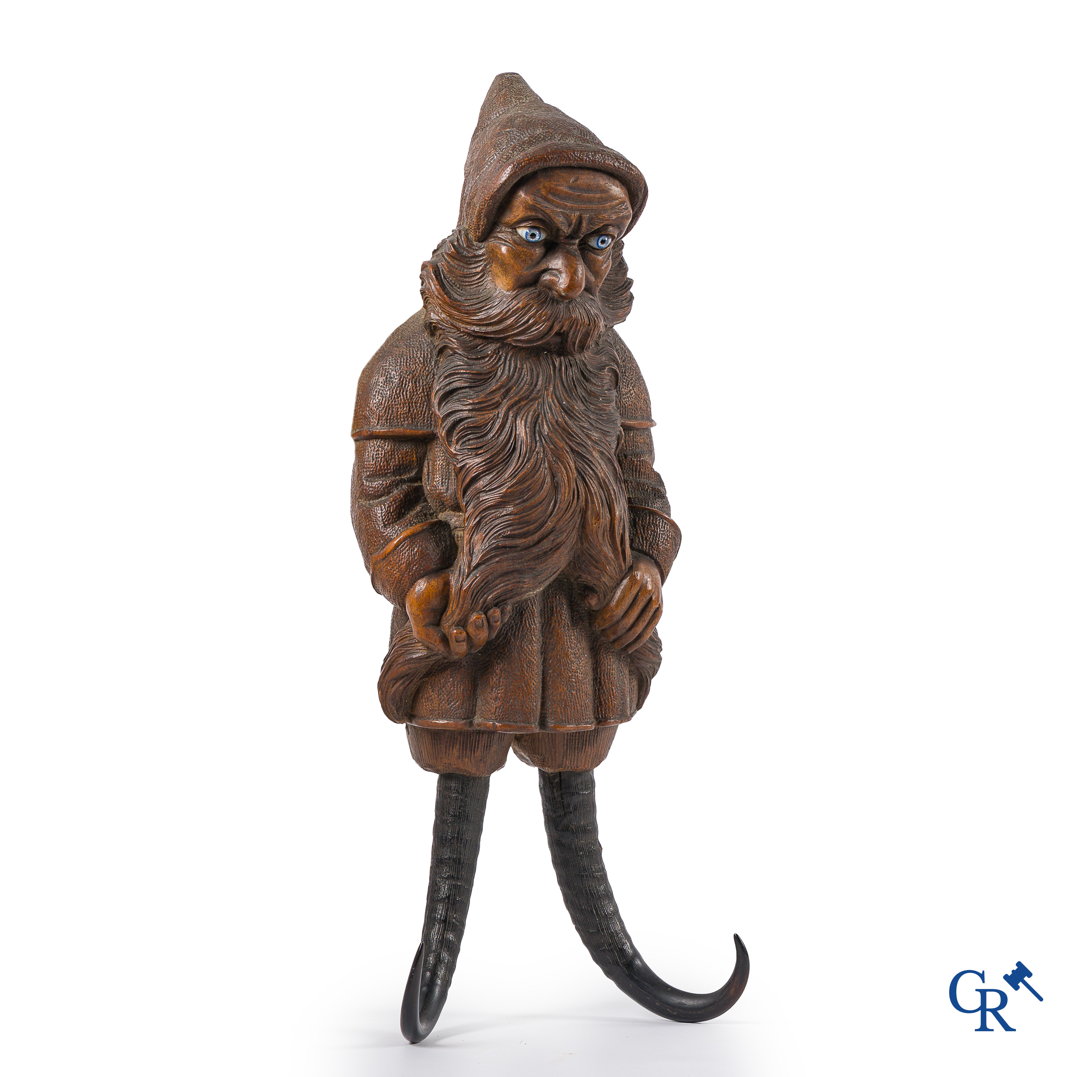 Forêt Noire. Rare porte-manteau représentant un nain. Bois de tilleul sculpté, yeux sulfure et cornes de chamois.