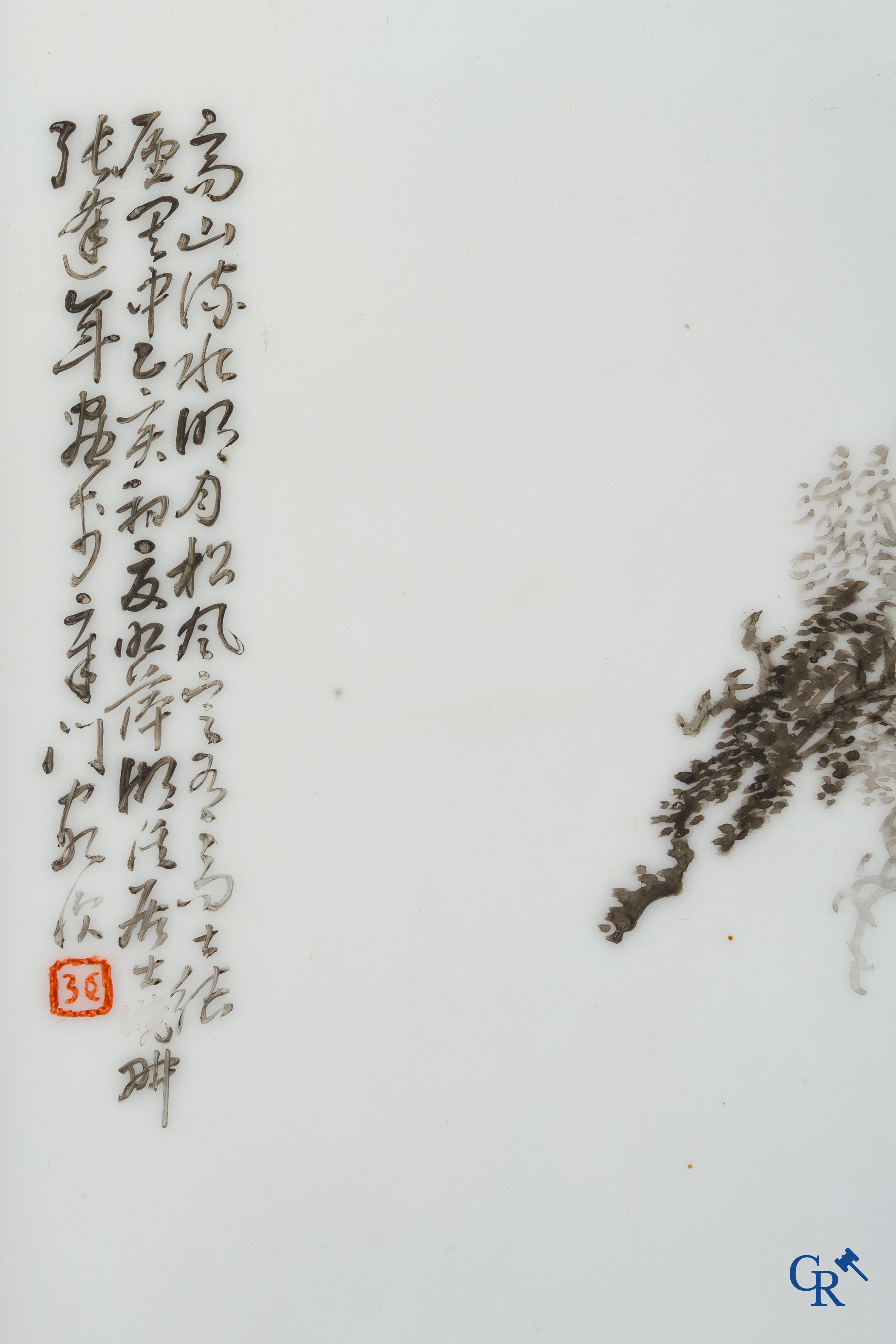 Art Asiatique, Chine. Grande plaque en porcelaine, qianjang cai. Signé. Avec ancienne étiquette de la Galerie Stampaert à Gand.