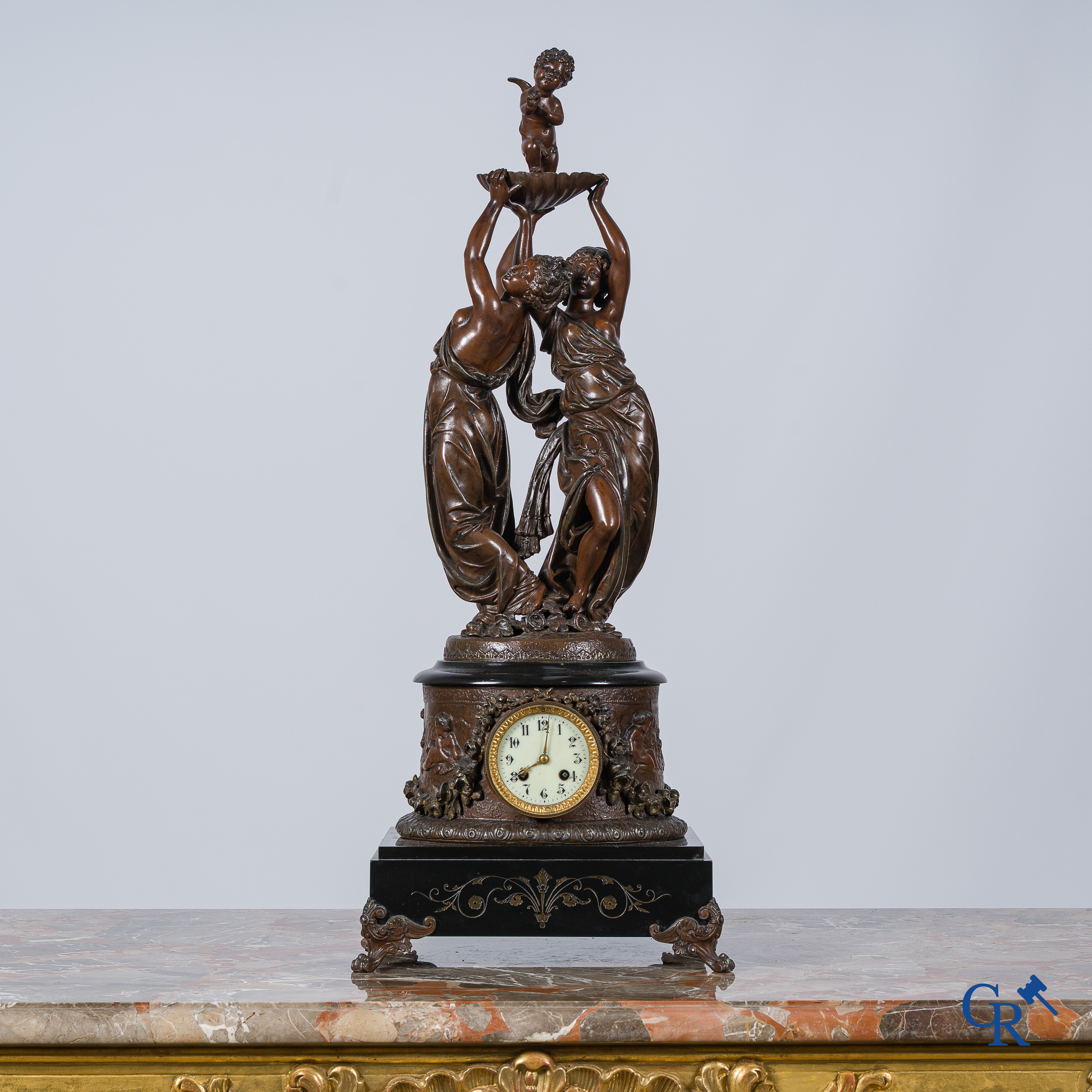 Imposante schouwklok in marmer en kunstbrons. Circa 1900.