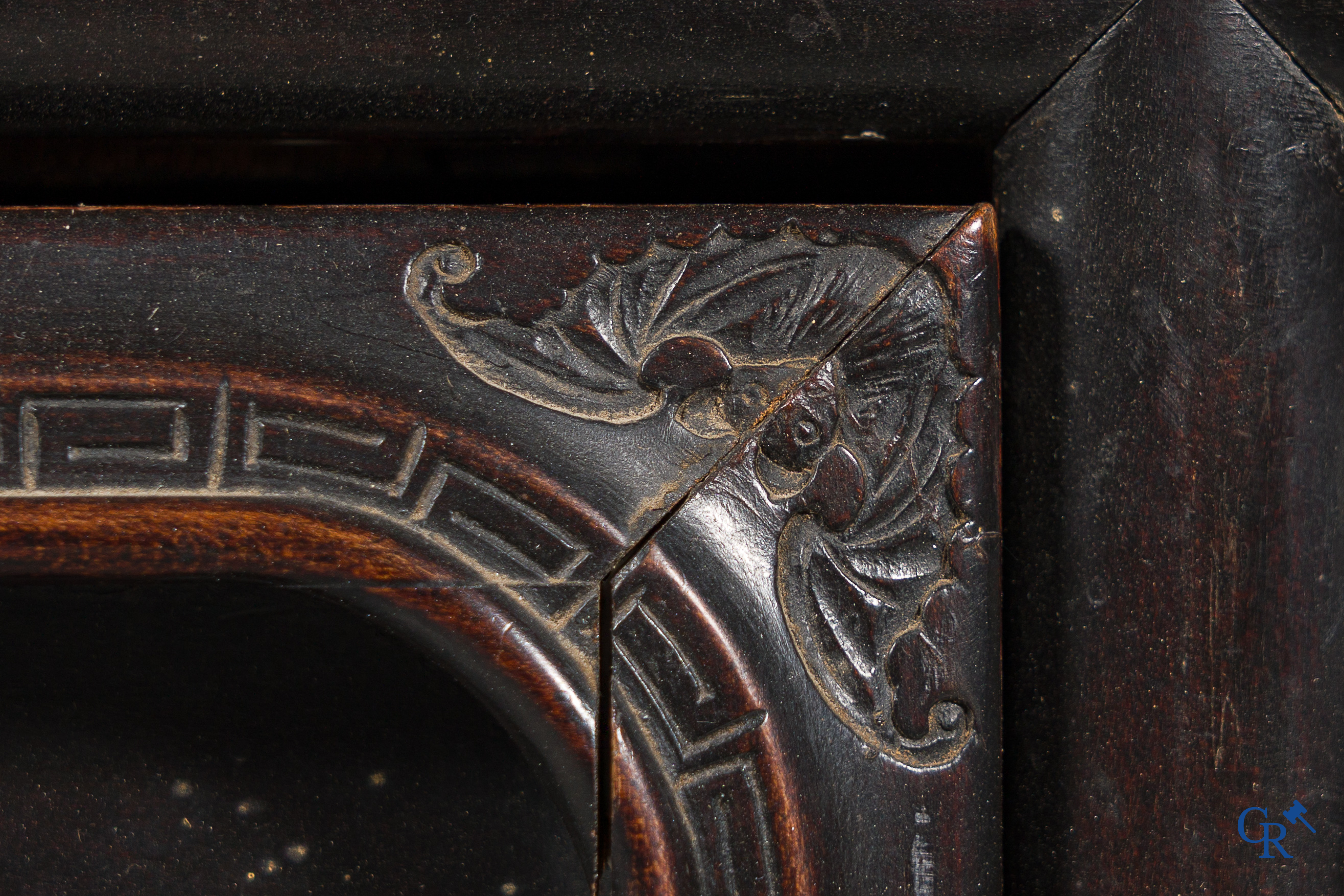 Art Asiatique. Exceptionnel et impressionnant meuble avec des panneaux chinois finement sculptés. XIXe siècle.