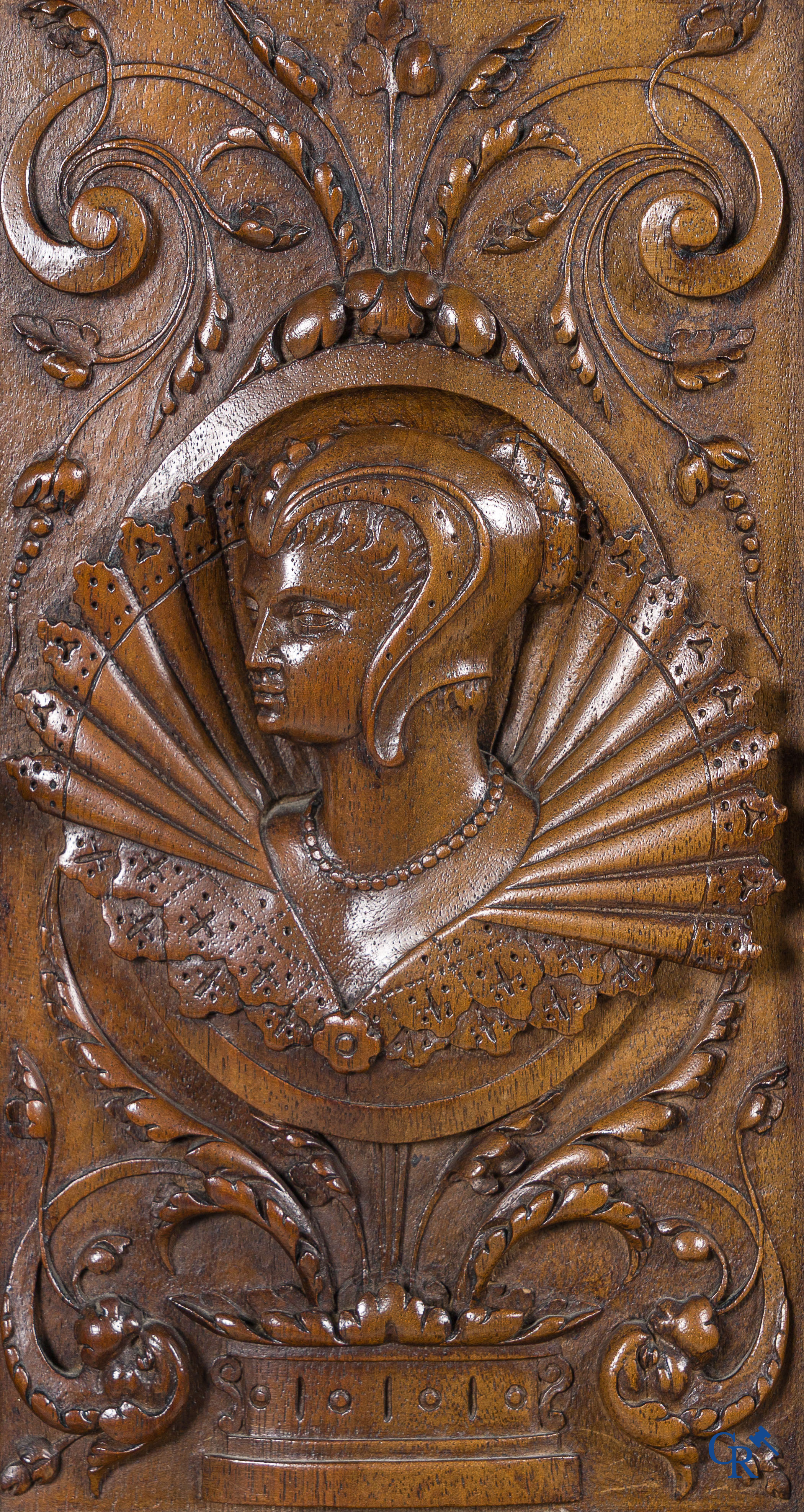 Mobilier. Meuble en noyer finement sculpté avec armoiries et masques. Style néo-Renaissance. Fin du 19ème siècle.
