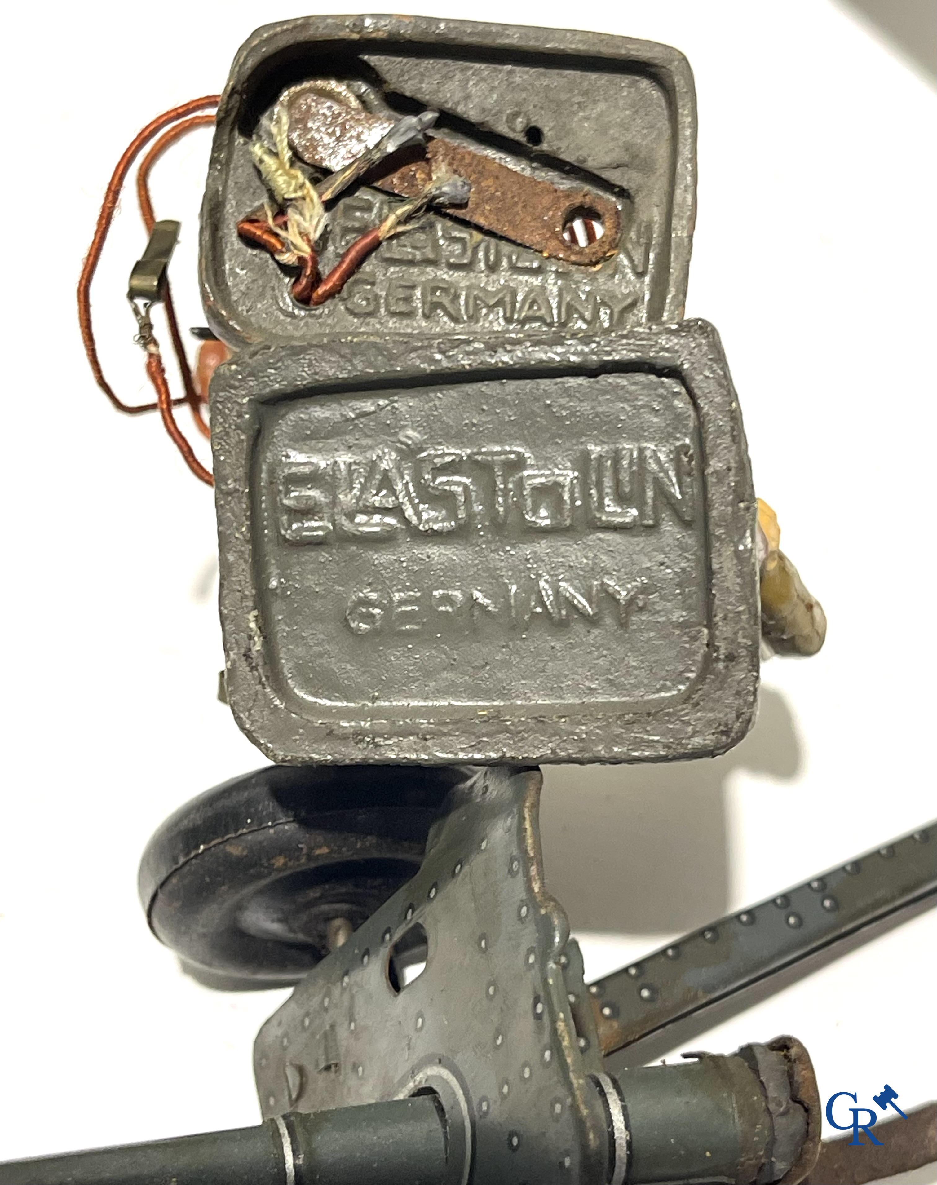 Jouets anciens. Lot de jouets militaires allemands exceptionnellement bien conservés en tôle lithographiée et des figurines en composite. Années '30-'40.
