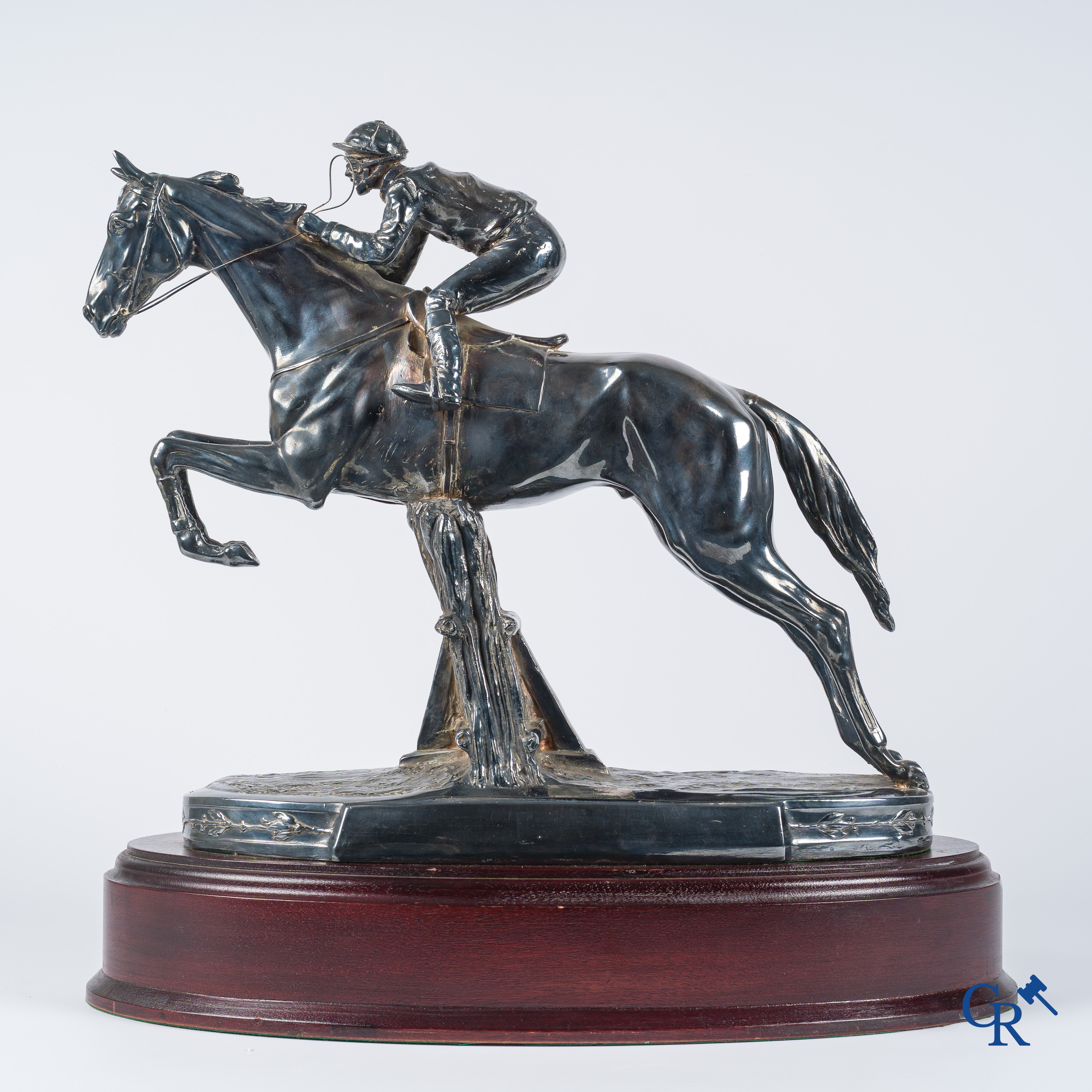Zilver. Imposant zilveren sporttrofee van een steeplechase-ren jockey te paard. Zilver keurmerken.