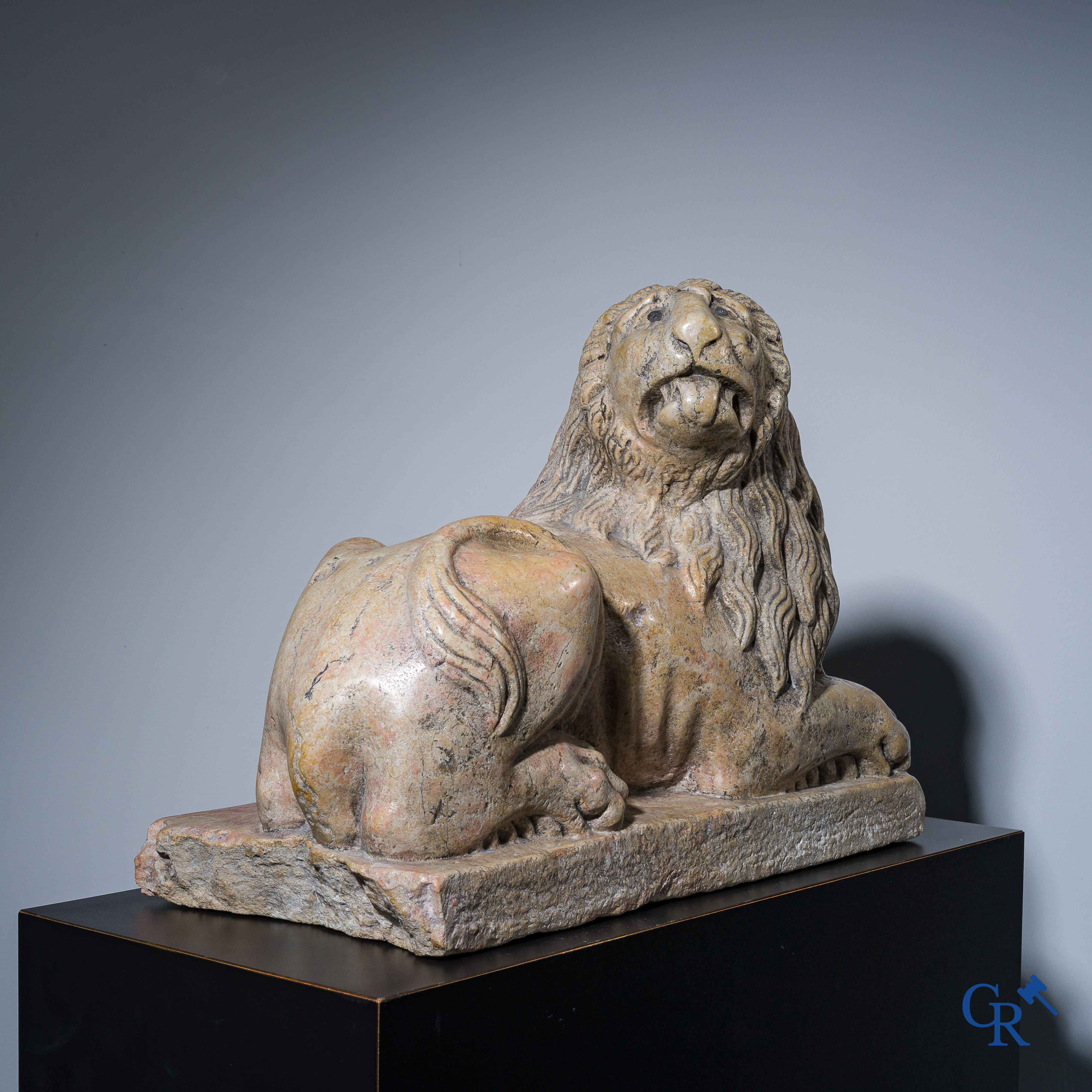 Lion couché taillé en marbre, pupilles en plomb. Italie, vers 1700.