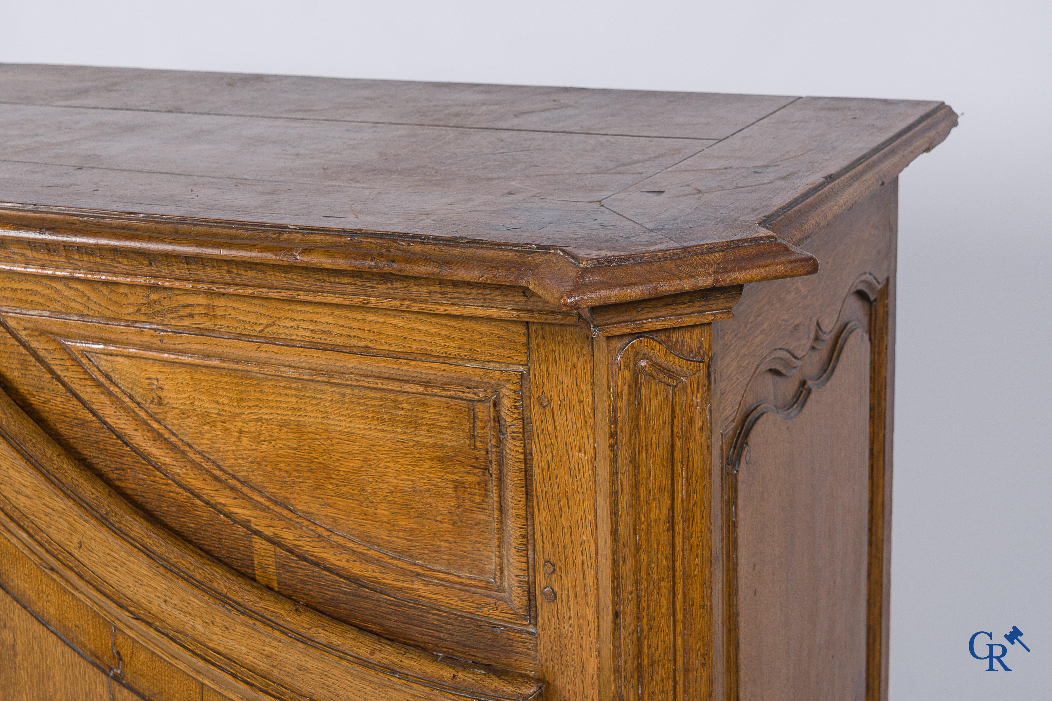 Mobilier. Beau buffet en chêne avec portes courbes. France, Fin du XVIIIème siècle.