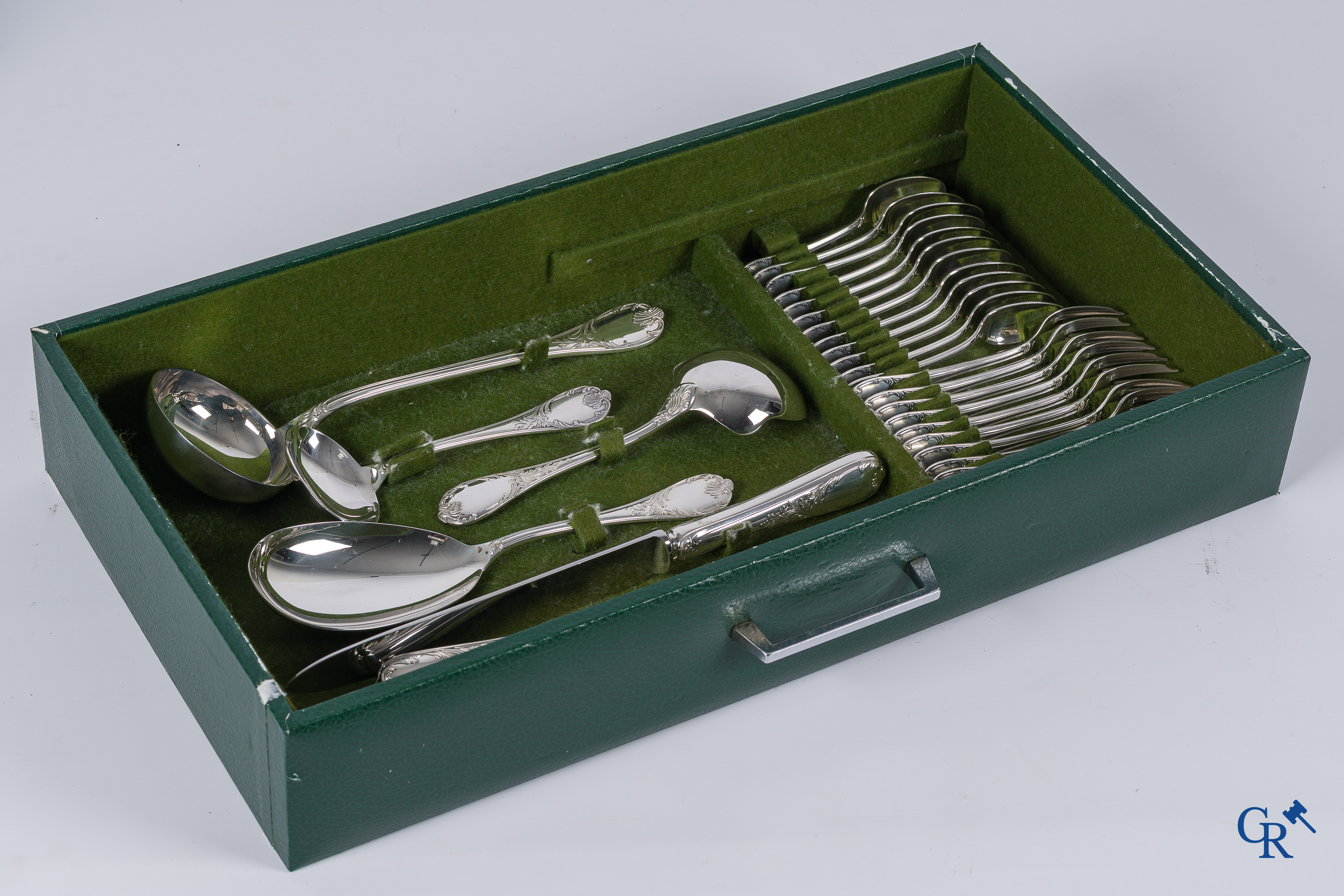 Christofle France. Coffret à couverts composé de 72 couverts en métal argenté. Modèle Marly. Signé.