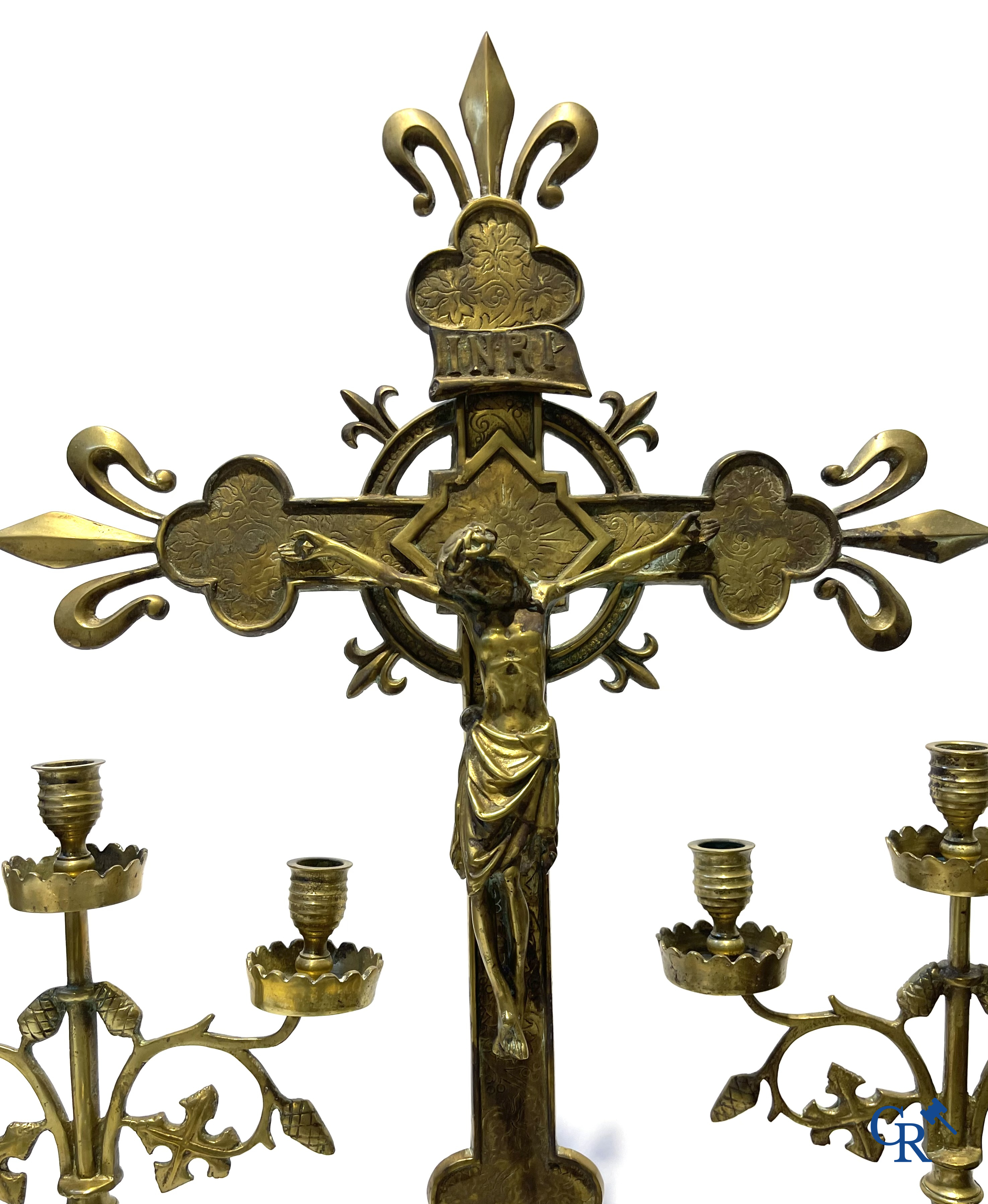 Lot brocante with religious objects, globe with Maria and child and objects in tin and others.