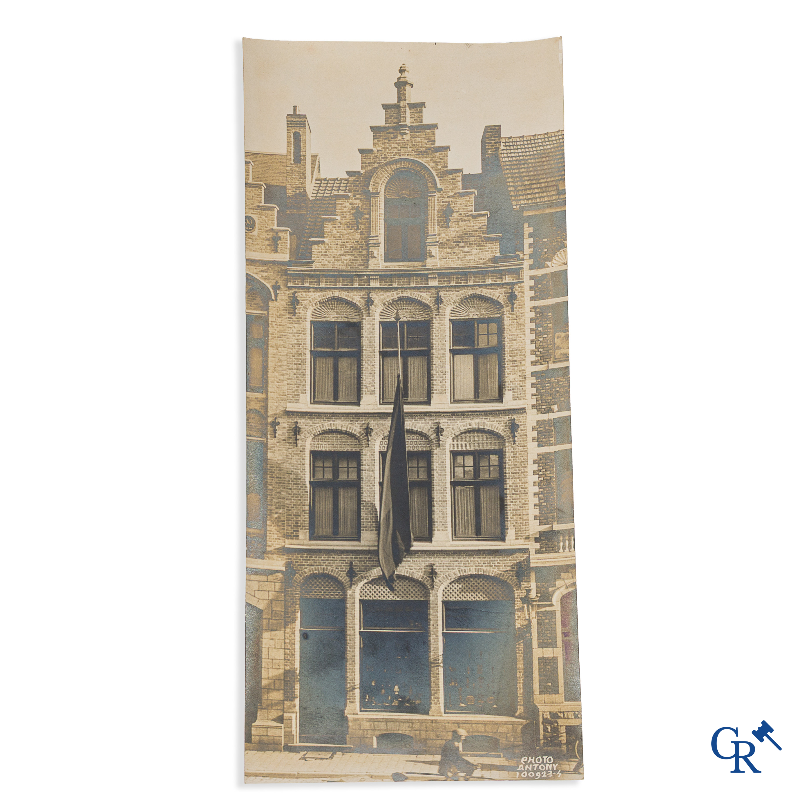 Photographie. Maurice Antony (Ypres 1883 - Ostende 1963) Intéressante photo de la maison de la famille Antony à Ypres.