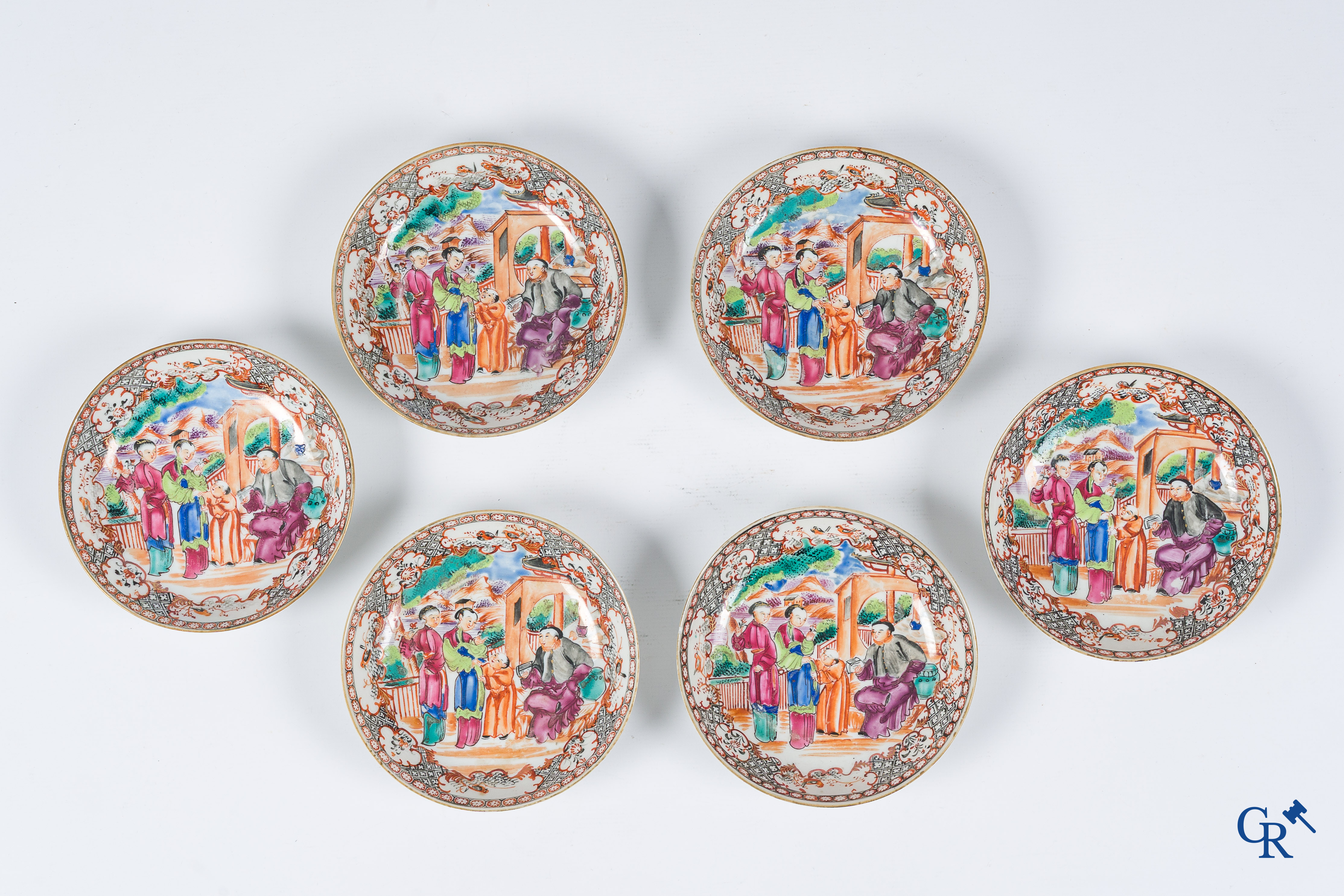Art Asiatique. Porcelaine chinoise. Ensemble de 6 tasses et soucoupes en porcelaine chinoise d'exportation avec décor mandarin. 