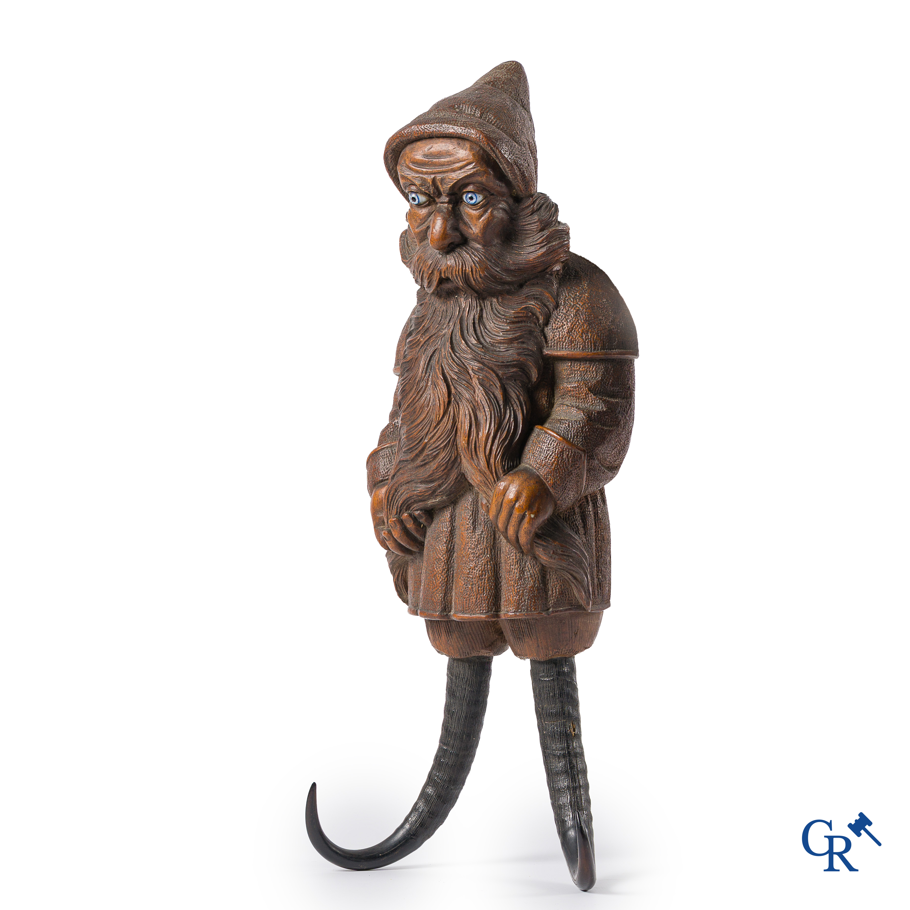 Forêt Noire. Rare porte-manteau représentant un nain. Bois de tilleul sculpté, yeux sulfure et cornes de chamois.