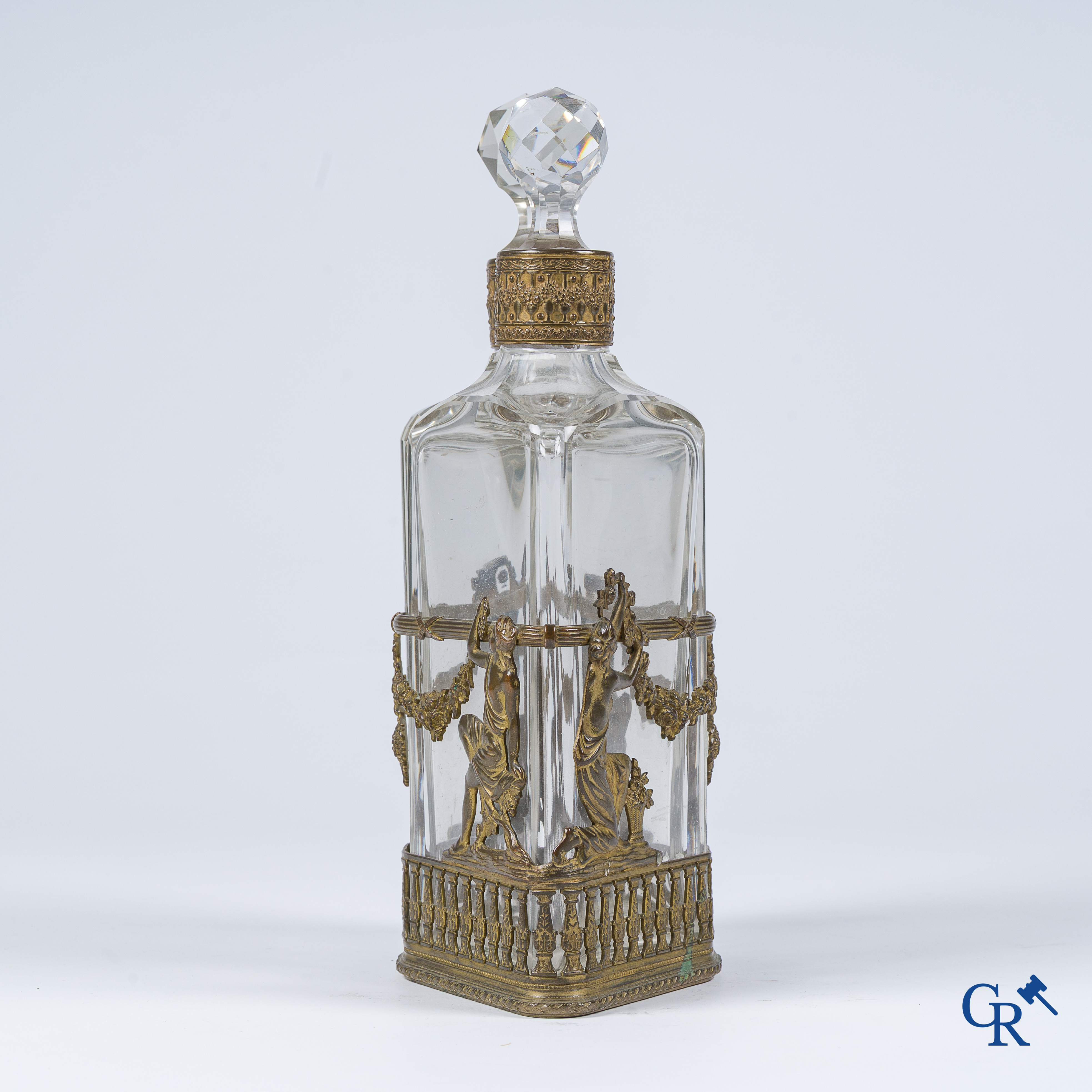 Cave à parfum à deux grands flacons en cristal taillé et bronze doré. Vers 1900.