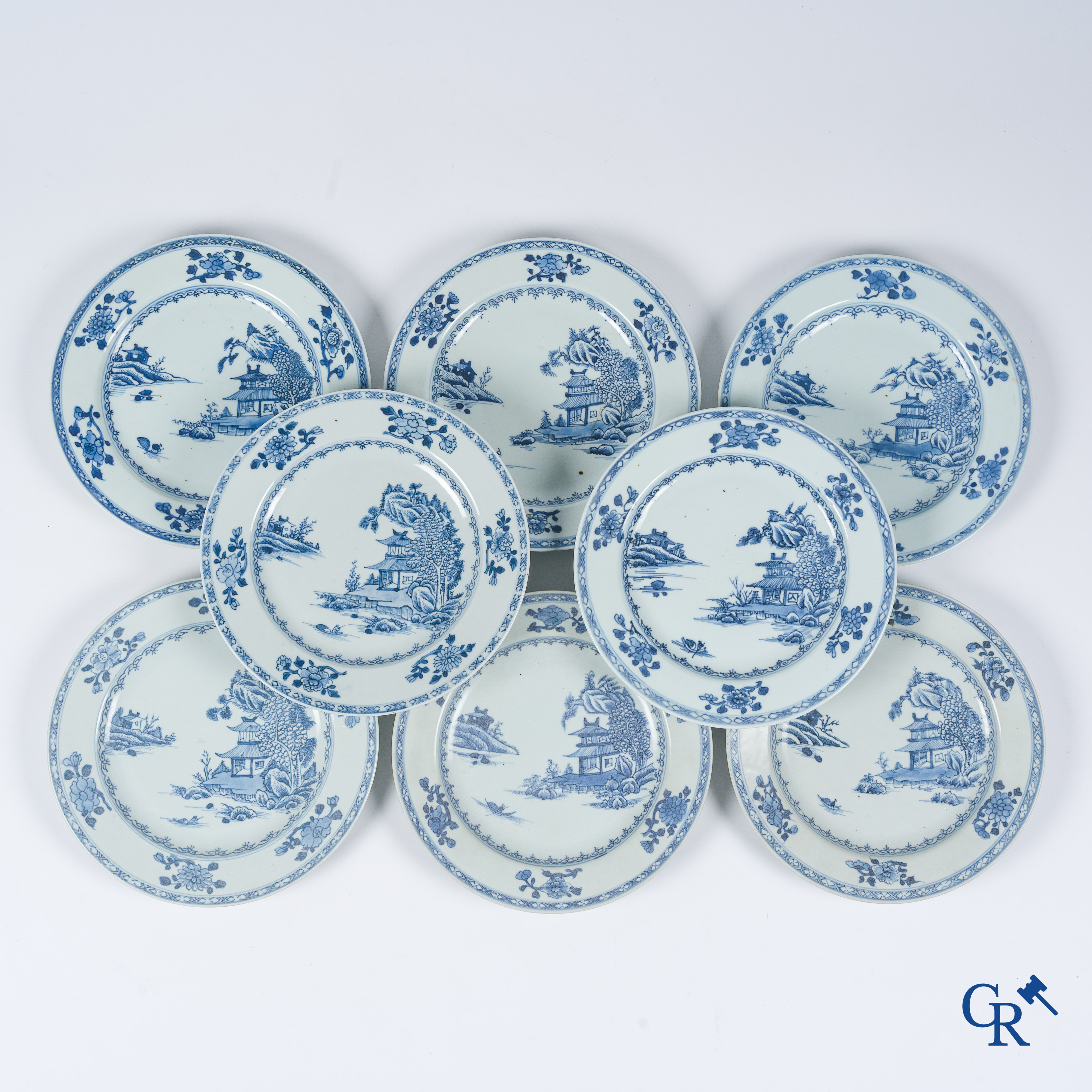 Aziatica. Chinees porselein. 8 Chinese blauw wit borden. Met veiling labels van Christies, The Nanking Cargo.