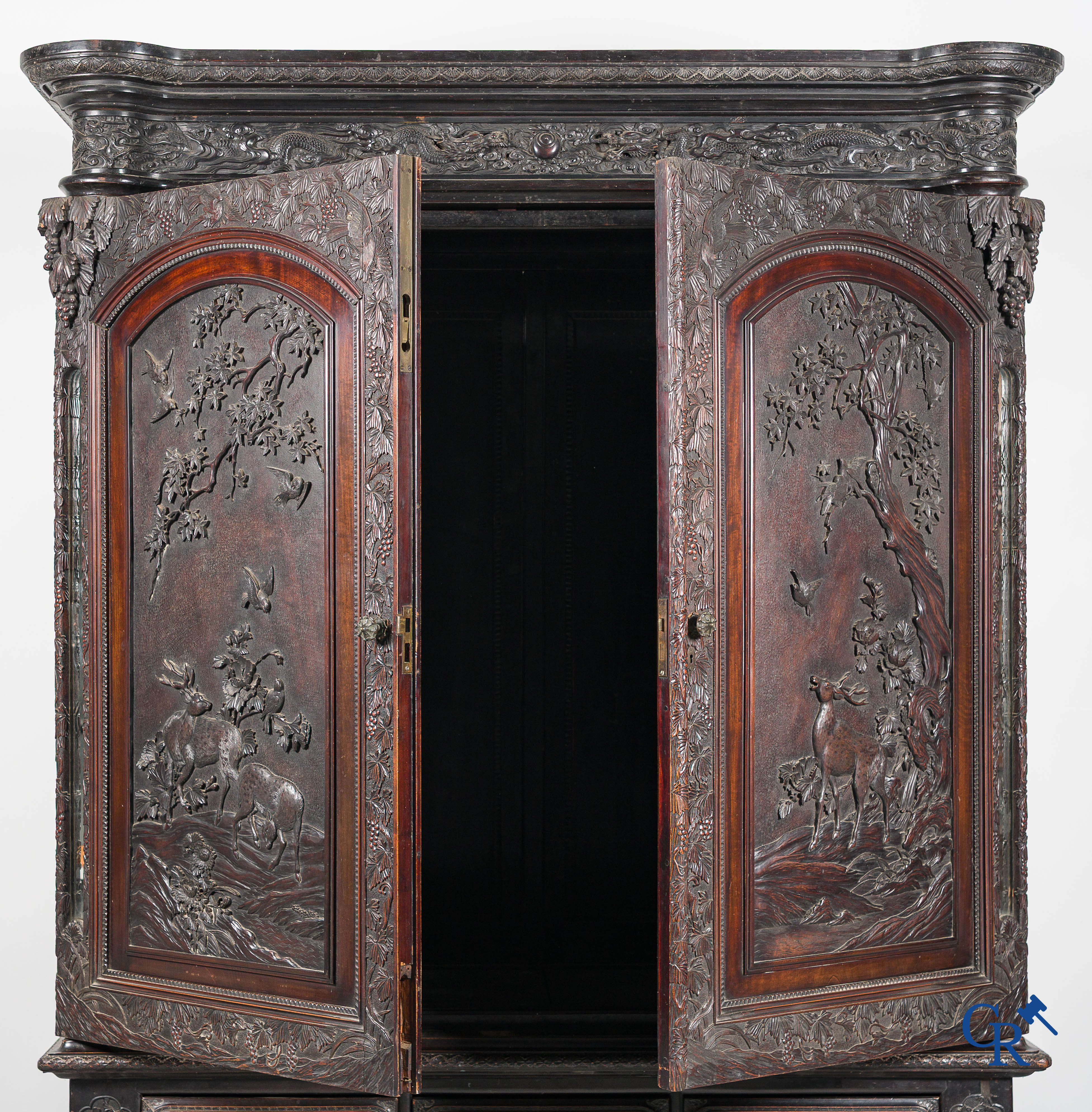 Art Asiatique. Exceptionnel et impressionnant meuble avec des panneaux chinois finement sculptés. XIXe siècle.