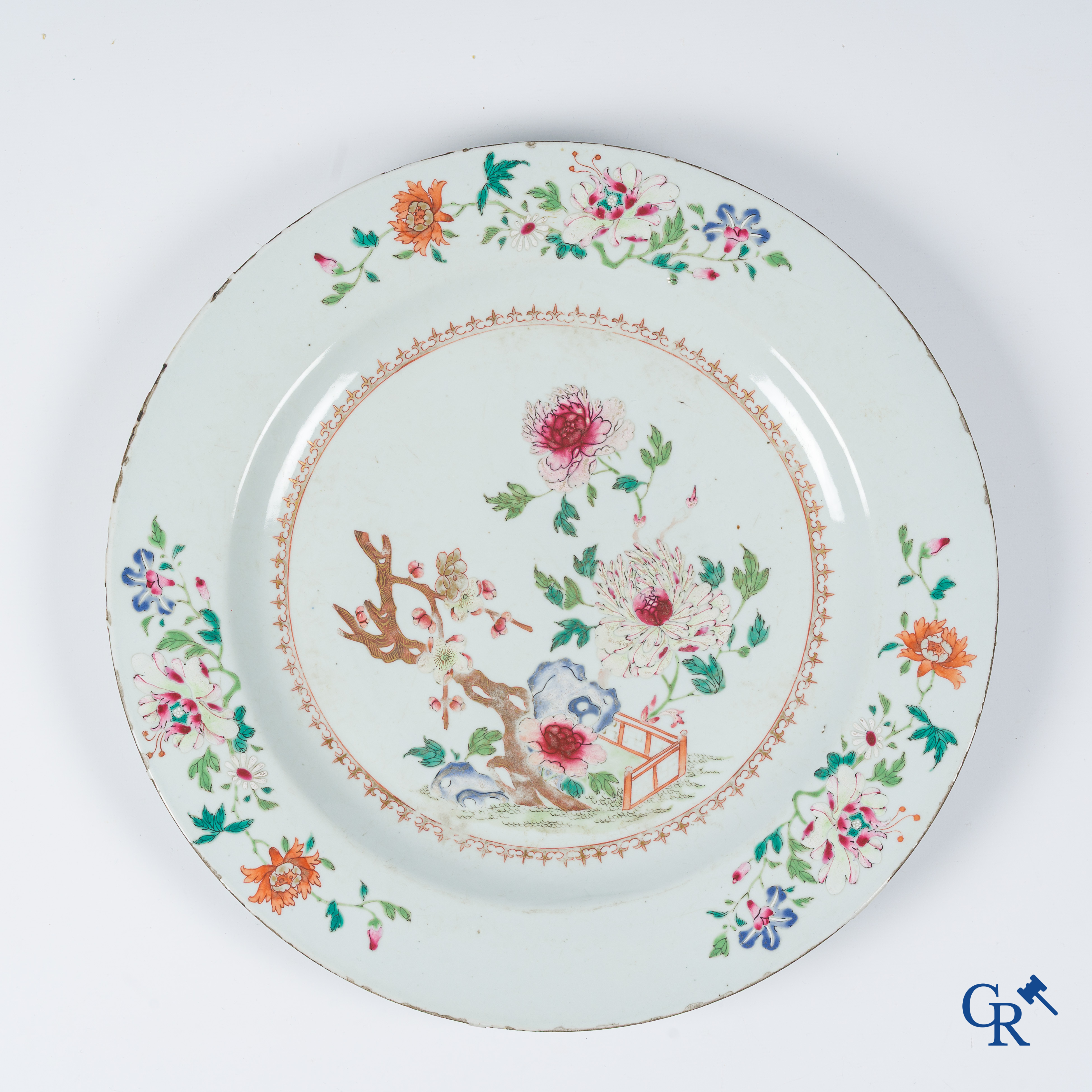 Art Asiatique. Porcelaine chinoise. Grand plat famille rose. Epoque Qianlong.