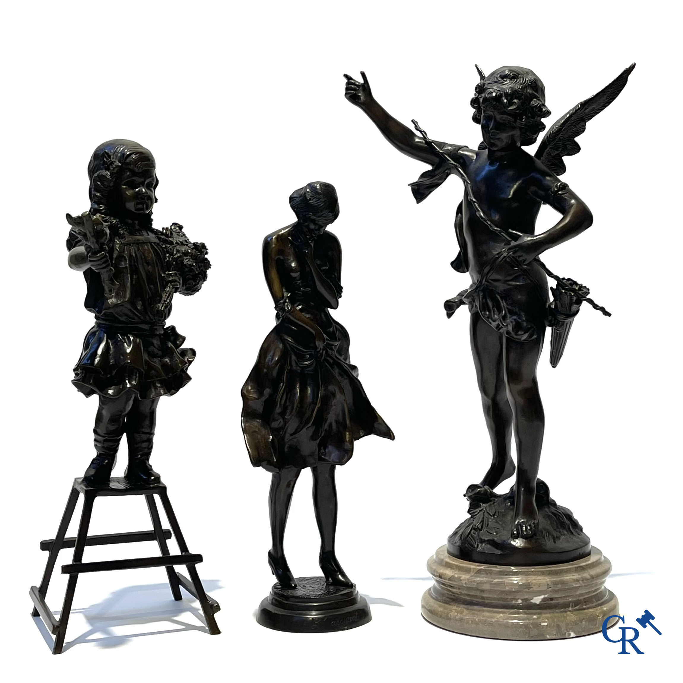 Lot de 3 statues en bronze (posthume) Fille aux fleurs, cupidon d'après Auguste Moreau et femme de style Art Déco.