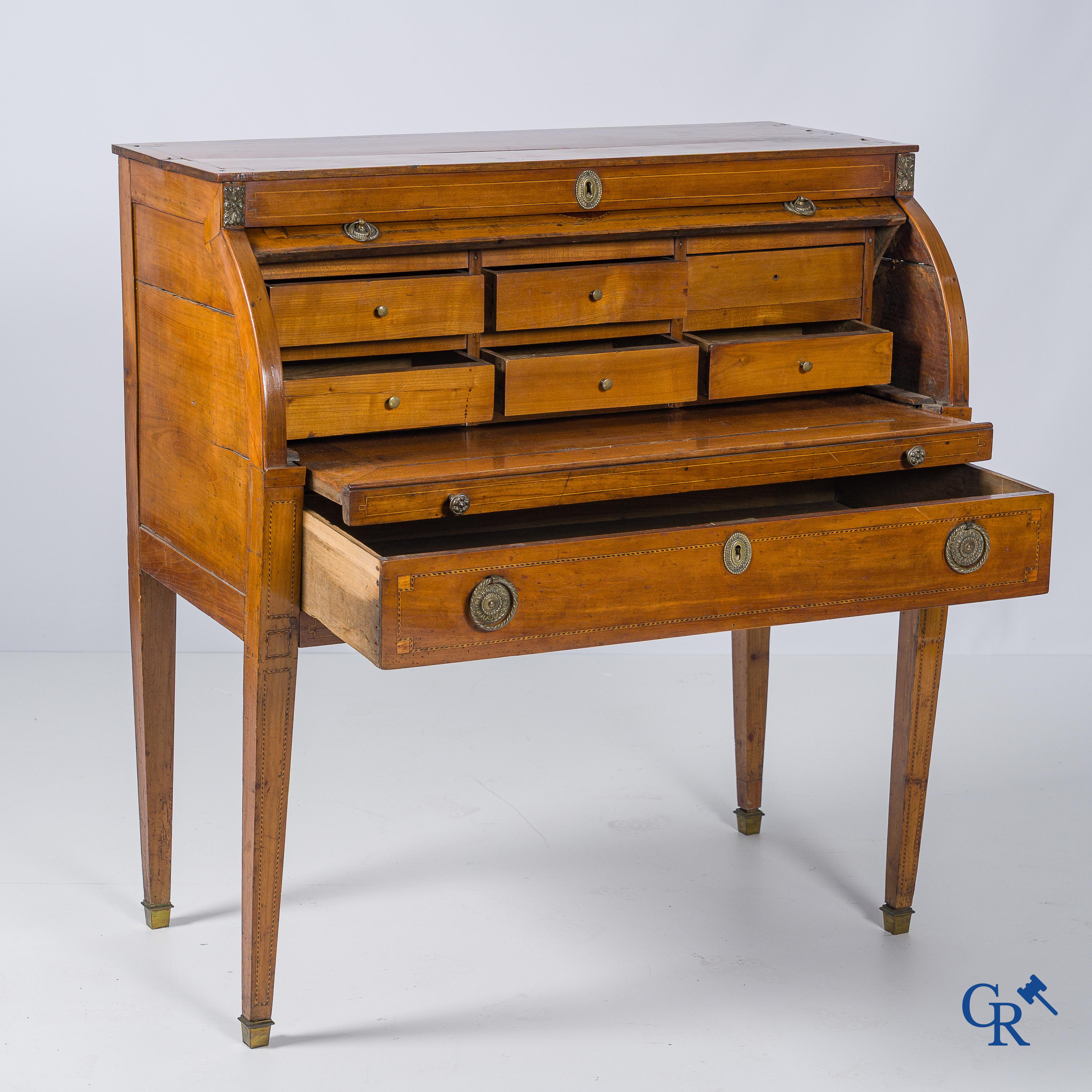 Epoque LXVI. Bureau à cylindre de dame en cerisier et marqueterie. France, fin XVIIIème.
