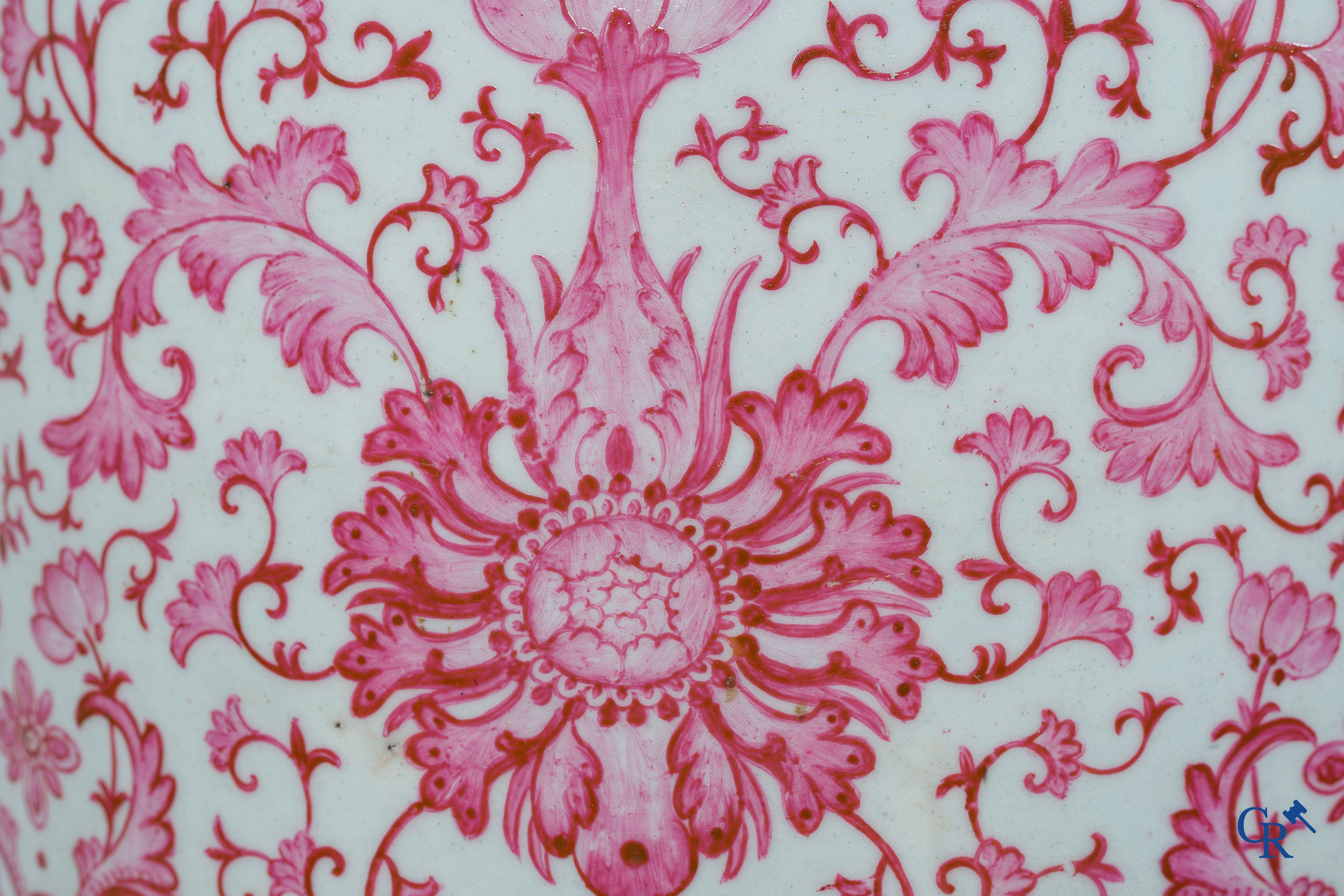 Art Asiatique. Porcelaine chinoise. Grand vase balustre aux motifs violet-rose "puce". 19ème siècle.