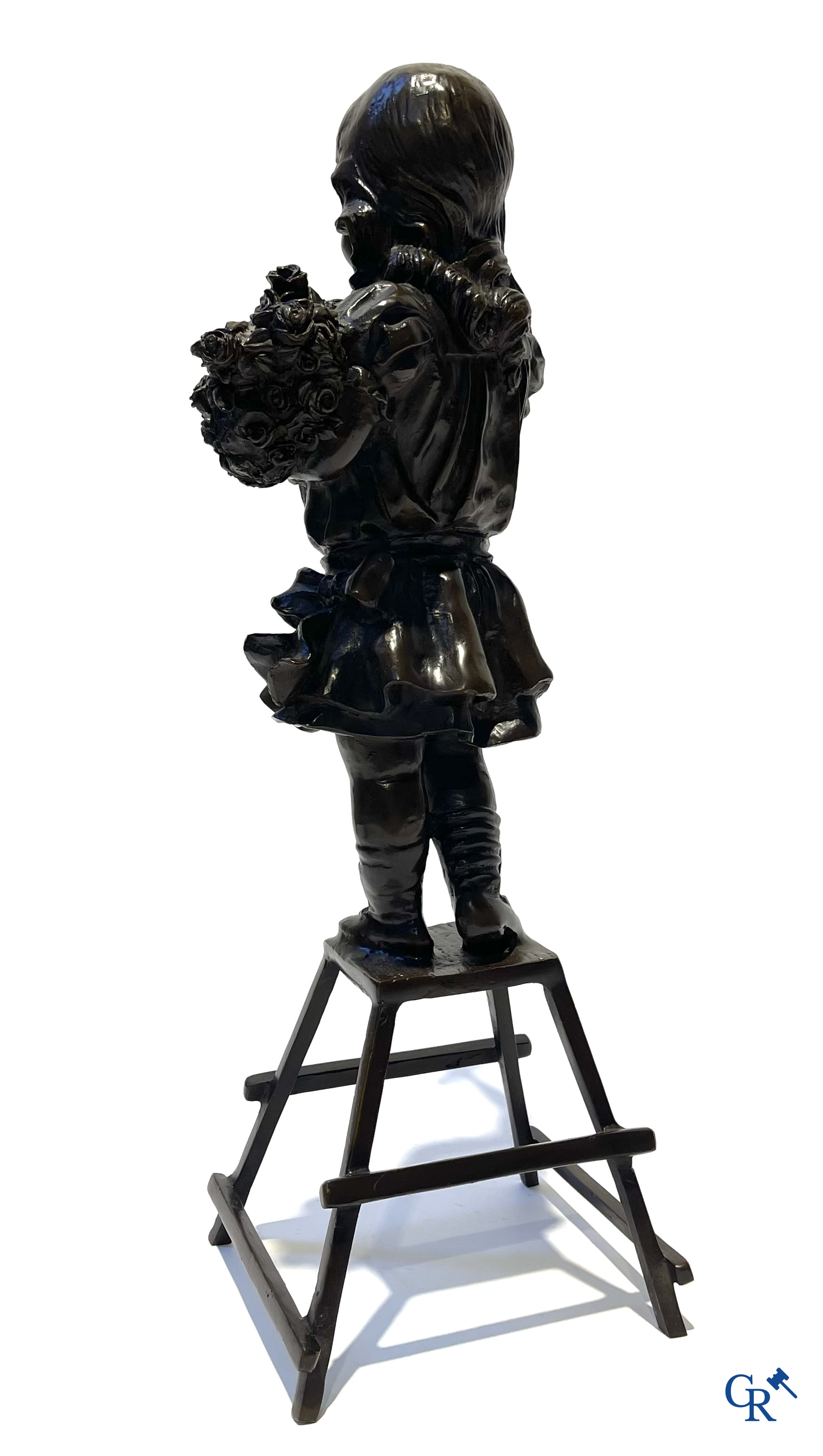 Lot de 3 statues en bronze (posthume) Fille aux fleurs, cupidon d'après Auguste Moreau et femme de style Art Déco.