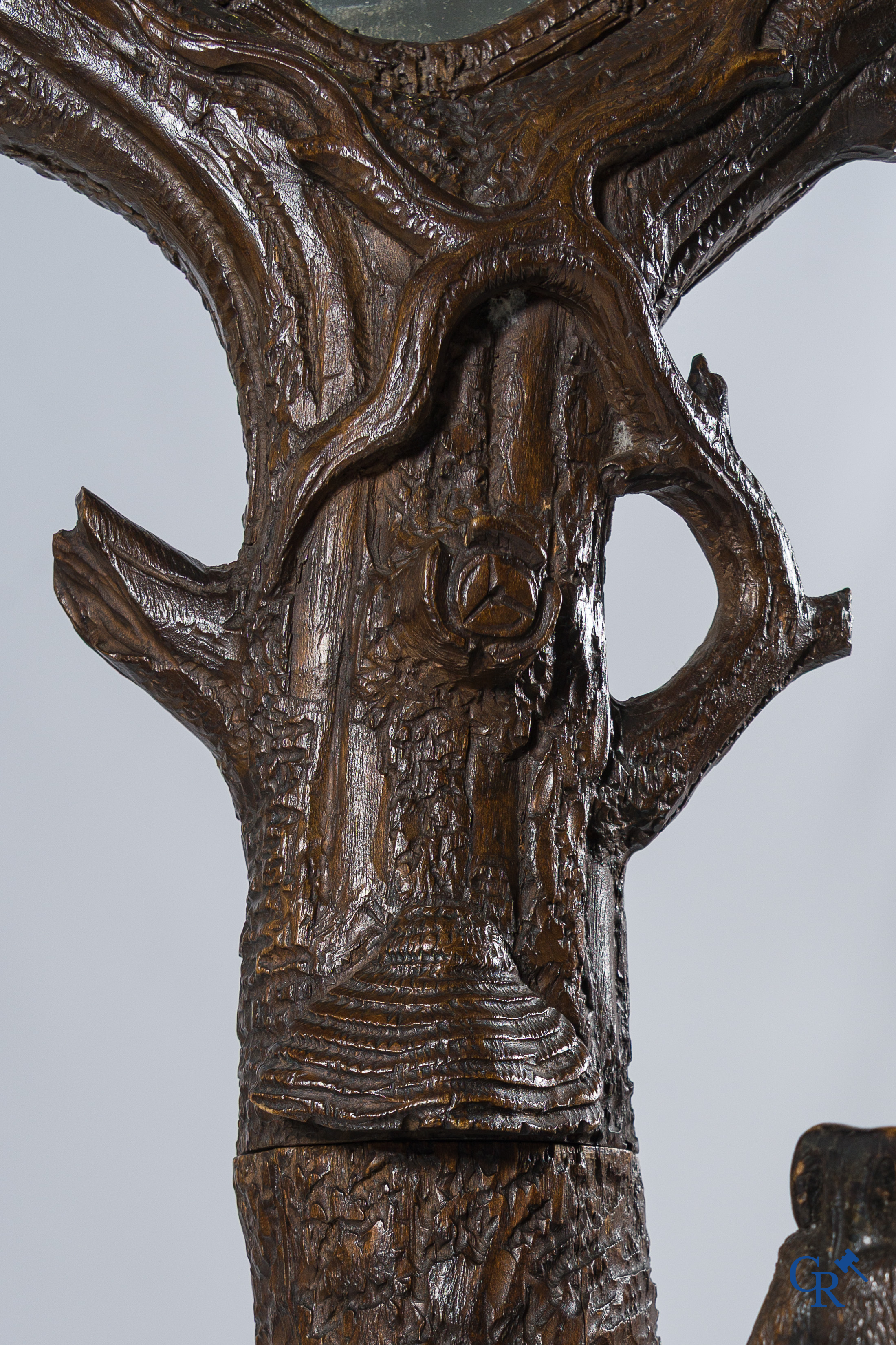 Région Forêt Noire. "Black forest" porte manteau aux ours en tilleul sculpté. Vers 1890.