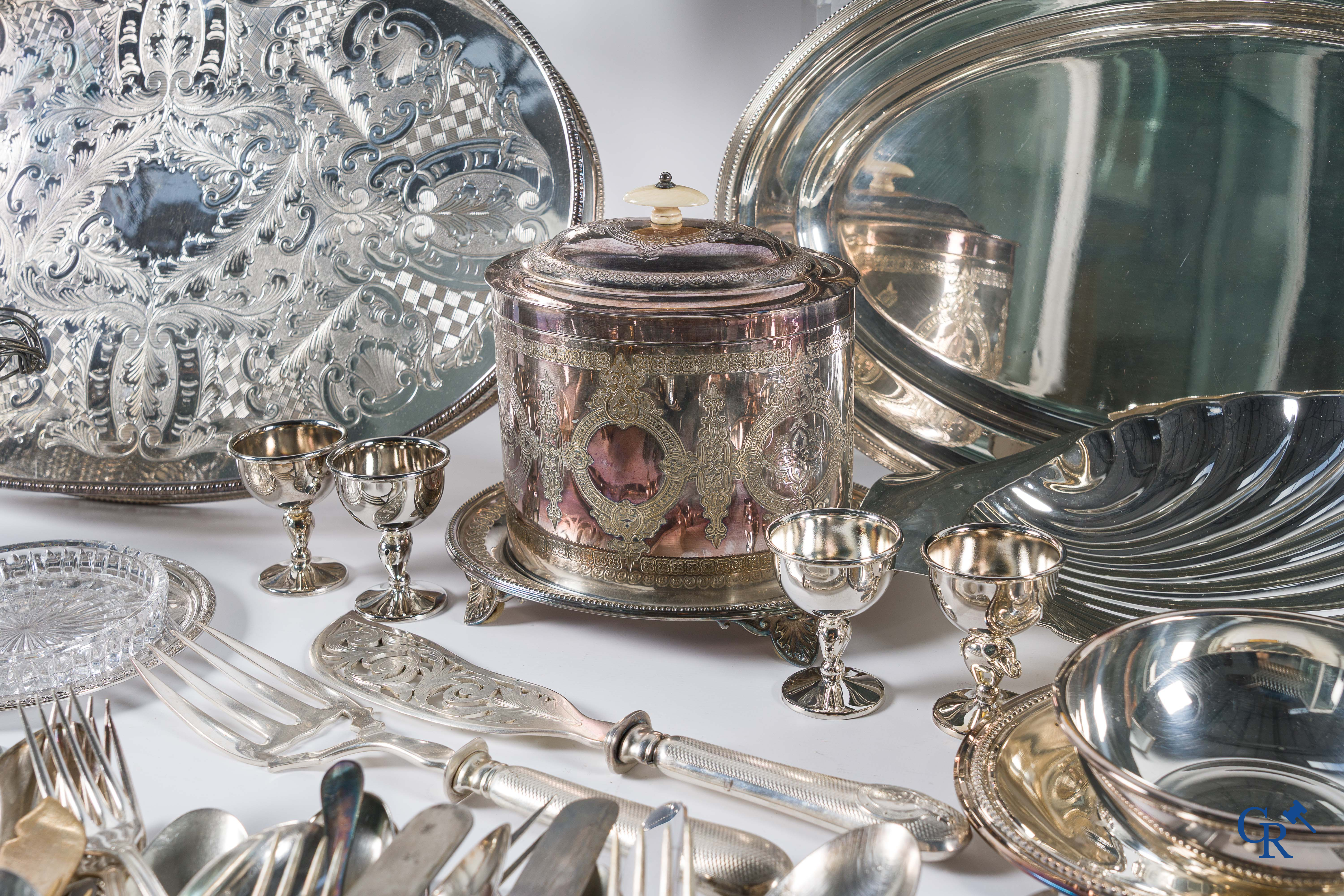 Grand lot de métal argenté, couverts et couteaux en argent fourré.