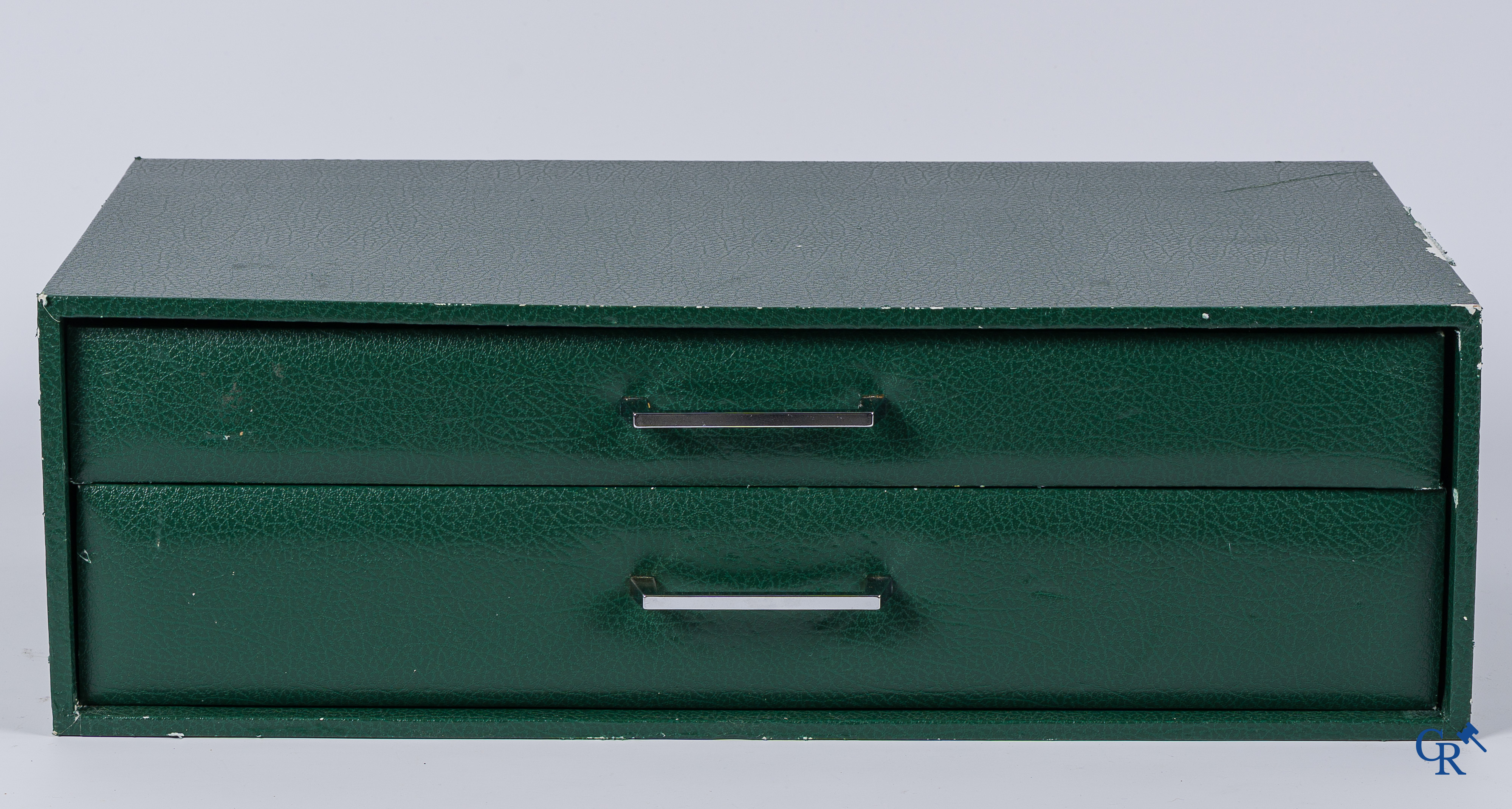 Christofle France. Coffret à couverts composé de 72 couverts en métal argenté. Modèle Marly. Signé.