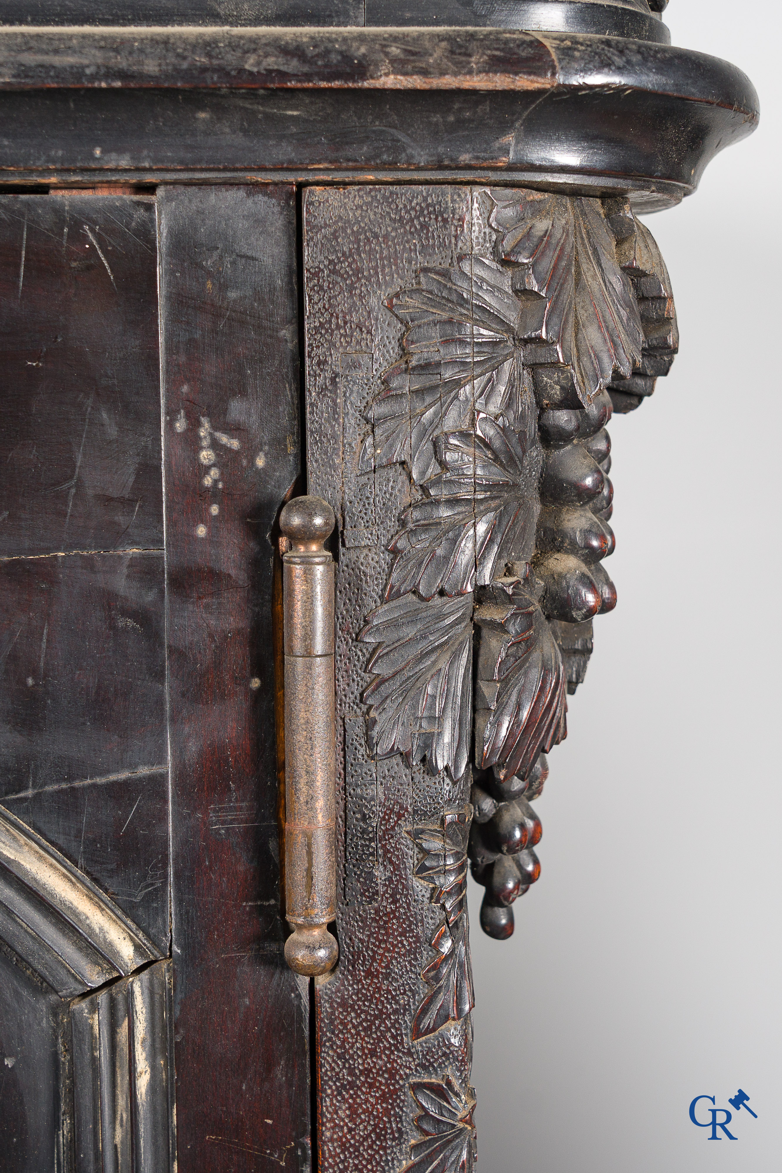 Art Asiatique. Exceptionnel et impressionnant meuble avec des panneaux chinois finement sculptés. XIXe siècle.