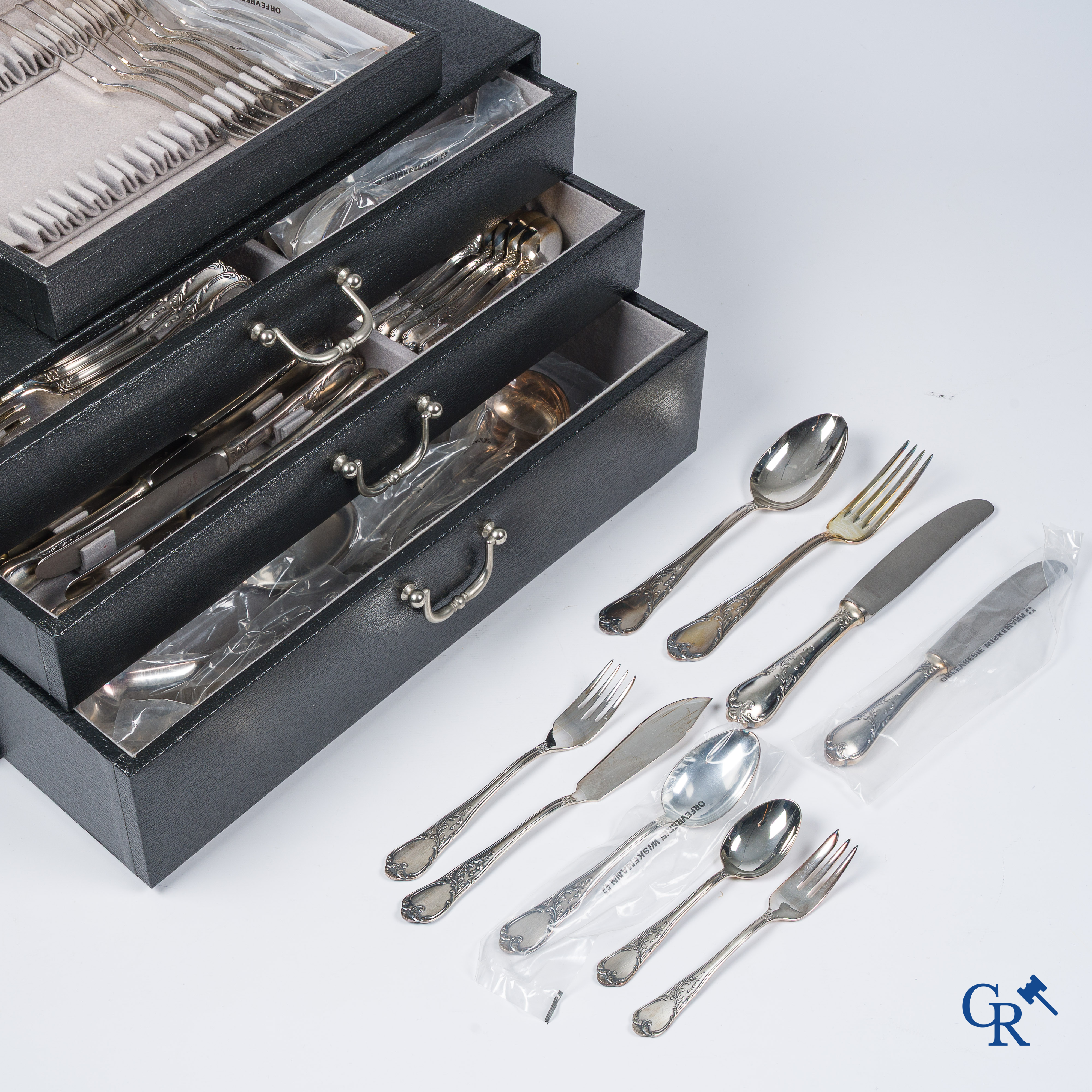Orfèvrerie Wiskemann Bruxelles. Coffret à couverts pour 12 personnes en métal argenté. 115 pièces.