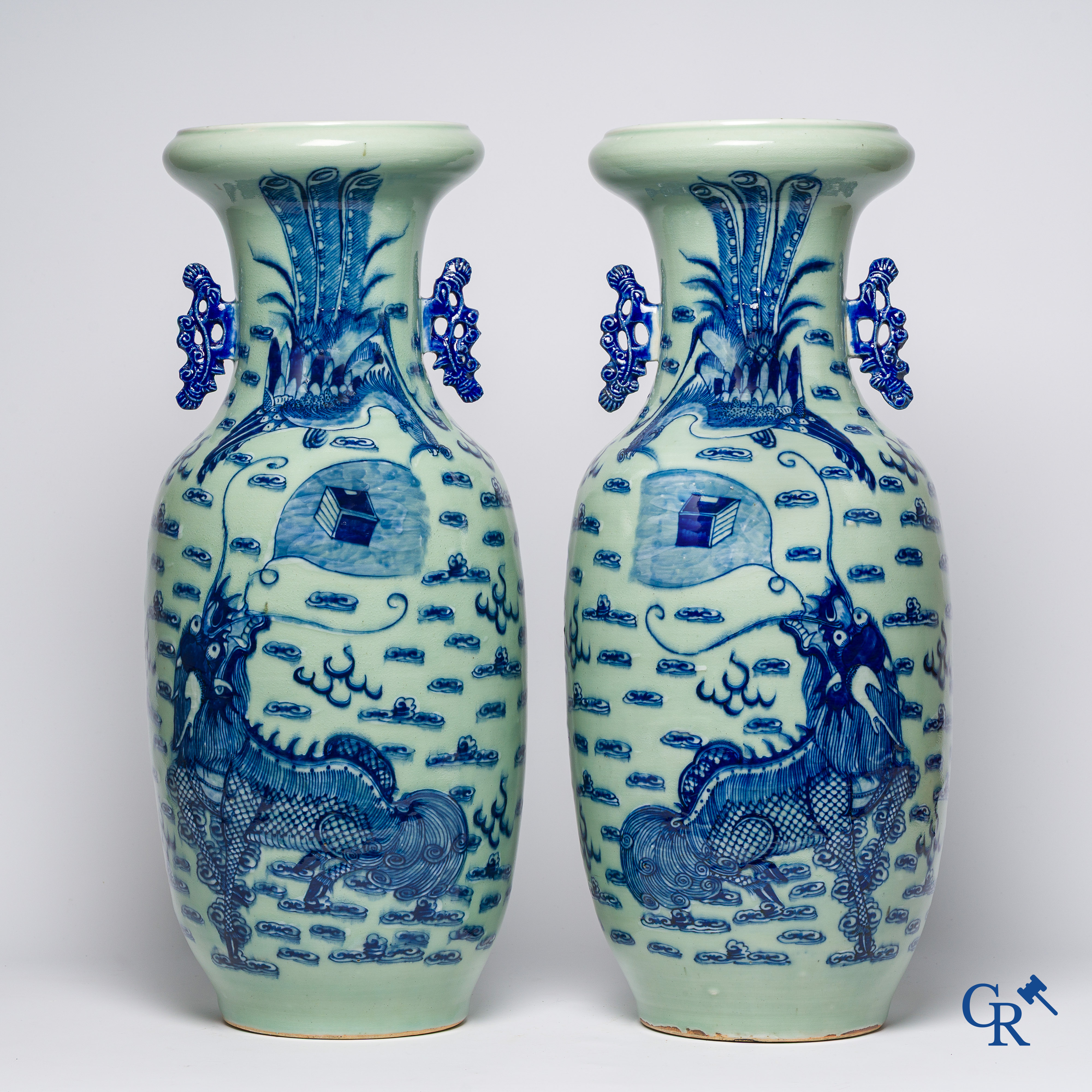Art Asiatique. Porcelaine chinoise. Paire de vases céladon avec décor de dragons et un phénix. Chine, fin du 19ème siècle.