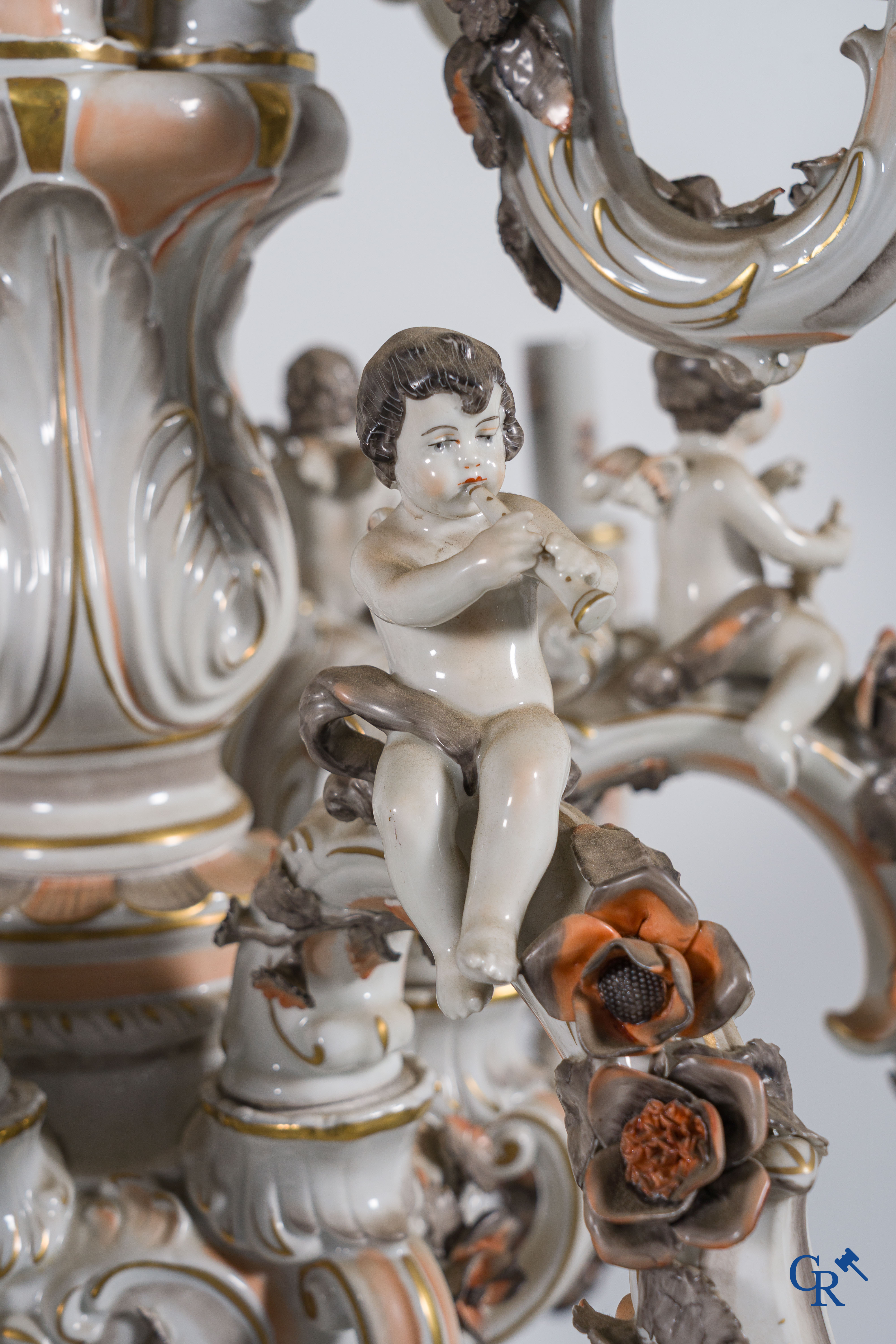 Porcelaine de Saxe. Von Schierholz. Grand lustre avec putti musical en porcelaine allemande polychrome. Marqué.