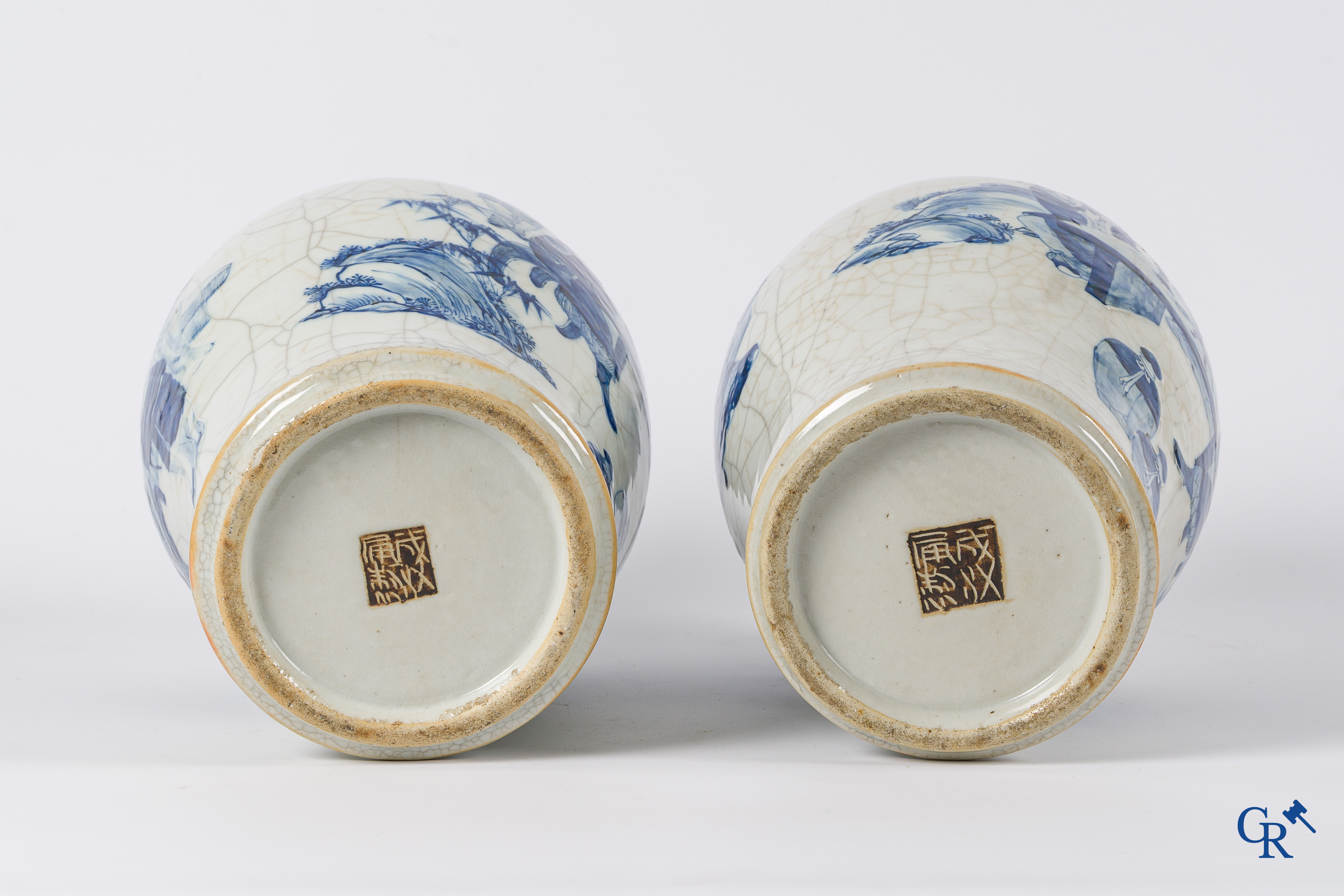 Art Asiatique. Porcelaine chinoise. Paire de vases en porcelaine à glaçure craquelée avec des scènes bleu-blanc. Chine, XIXème siècle.