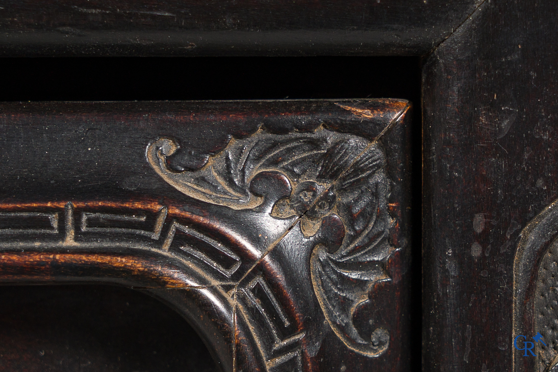 Art Asiatique. Exceptionnel et impressionnant meuble avec des panneaux chinois finement sculptés. XIXe siècle.