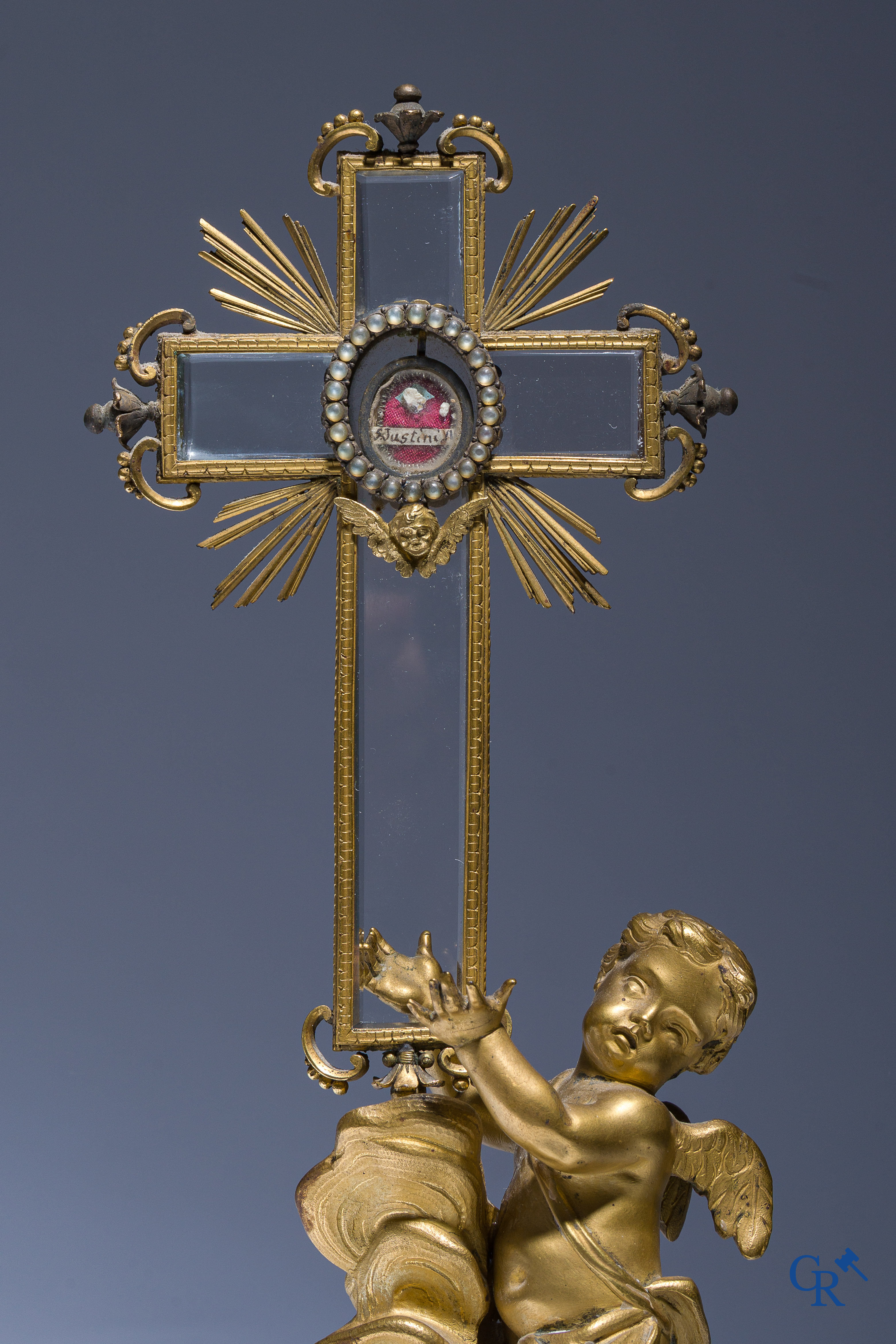 Reliquaire en bronze finement ciselé et doré. Croix sertie de cristal de roche taillé. Fin du XVIIIe siècle.