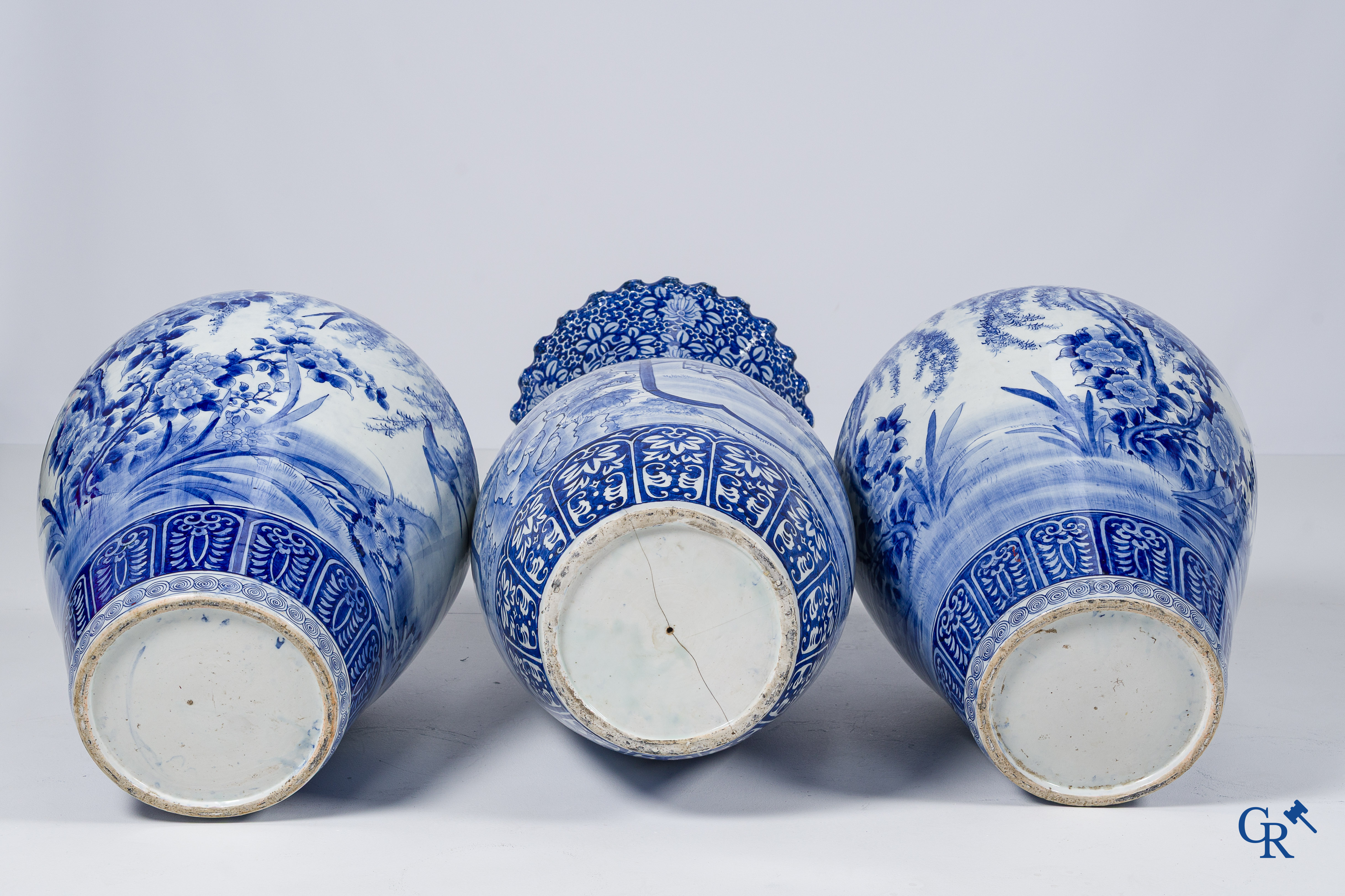 Art Asiatique. Japon. Importante paire de vases bleu et blanc en porcelaine. On y joint un grand vase japonais. 19ème siècle.
