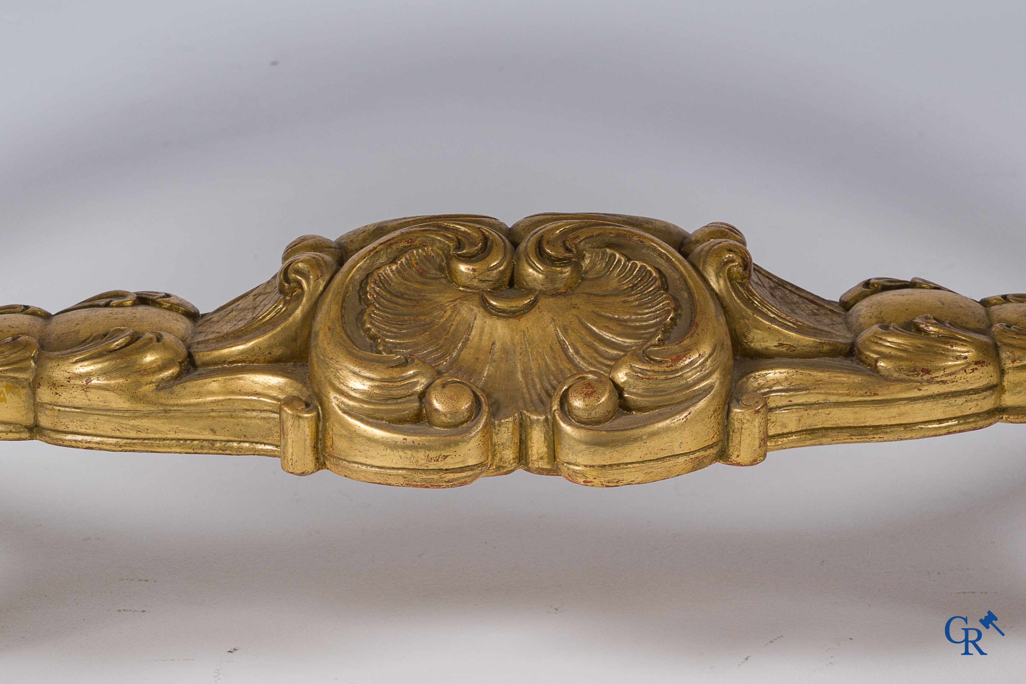 Table console en bois sculpté et doré avec plateau en marbre. Style LXV.