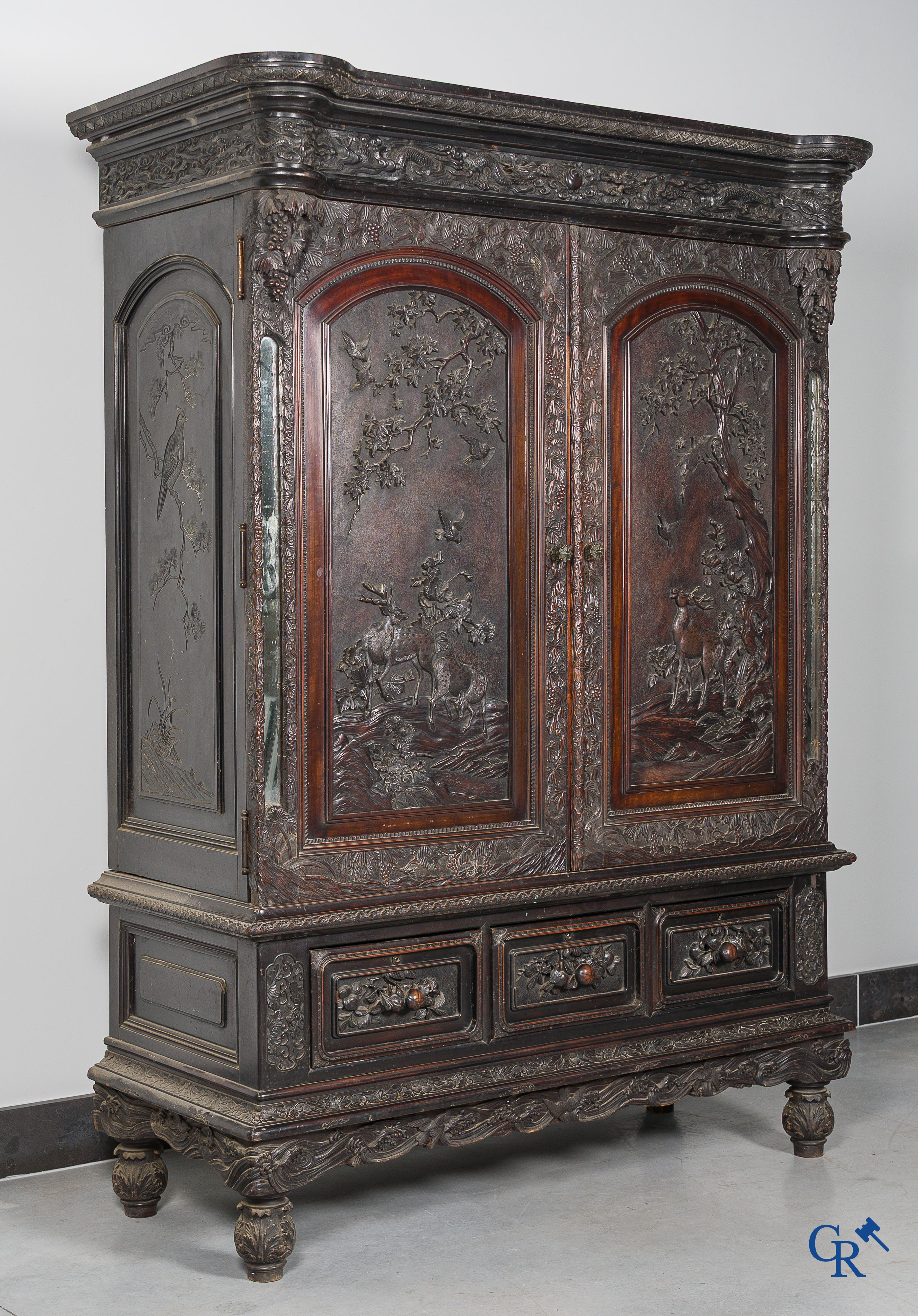 Art Asiatique. Exceptionnel et impressionnant meuble avec des panneaux chinois finement sculptés. XIXe siècle.