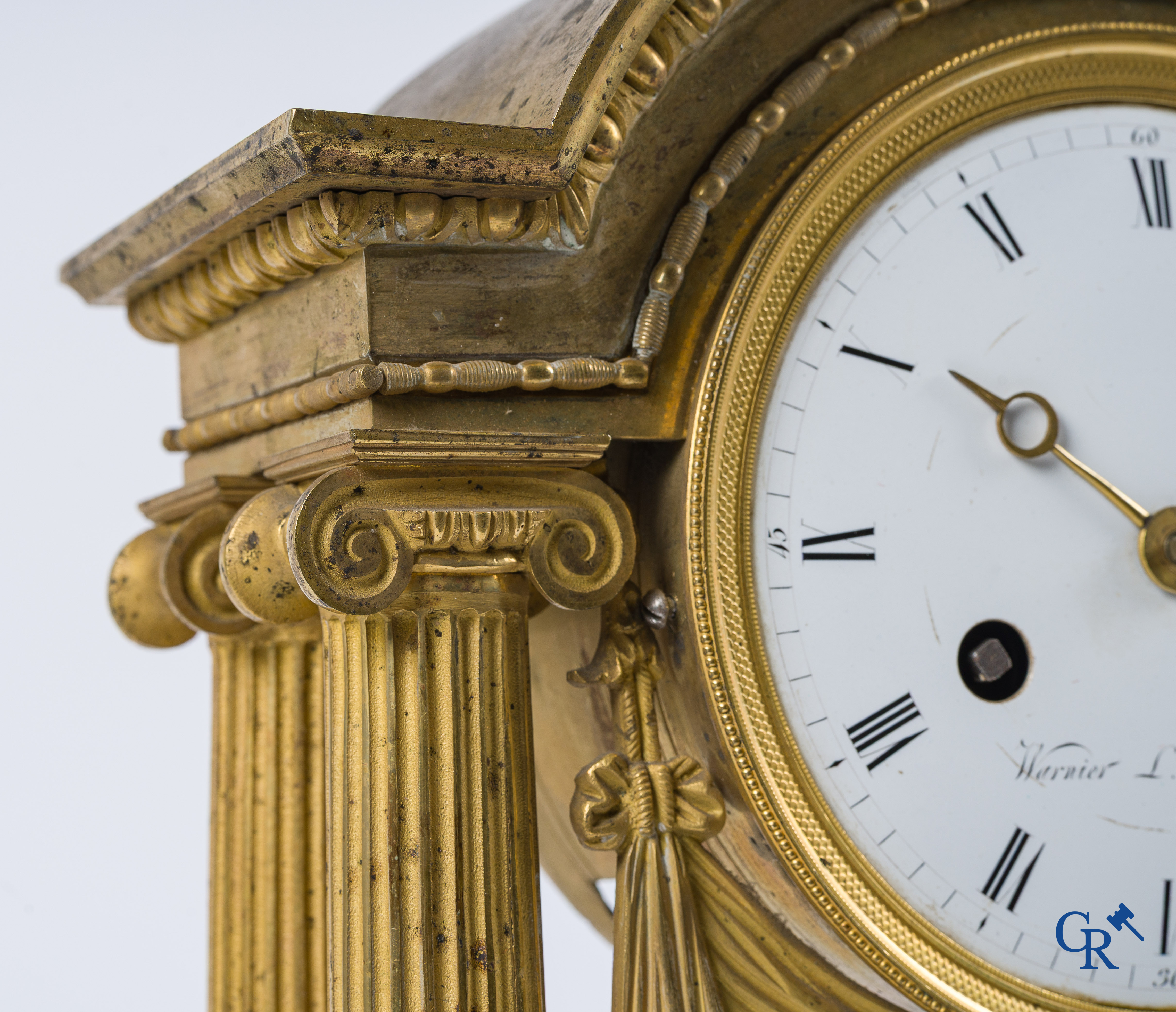 Warnier l'ainé à Paris. Portaalpendule met klassieke zuilen in fijn geciseleerd en verguld brons. Eind 18e eeuw.