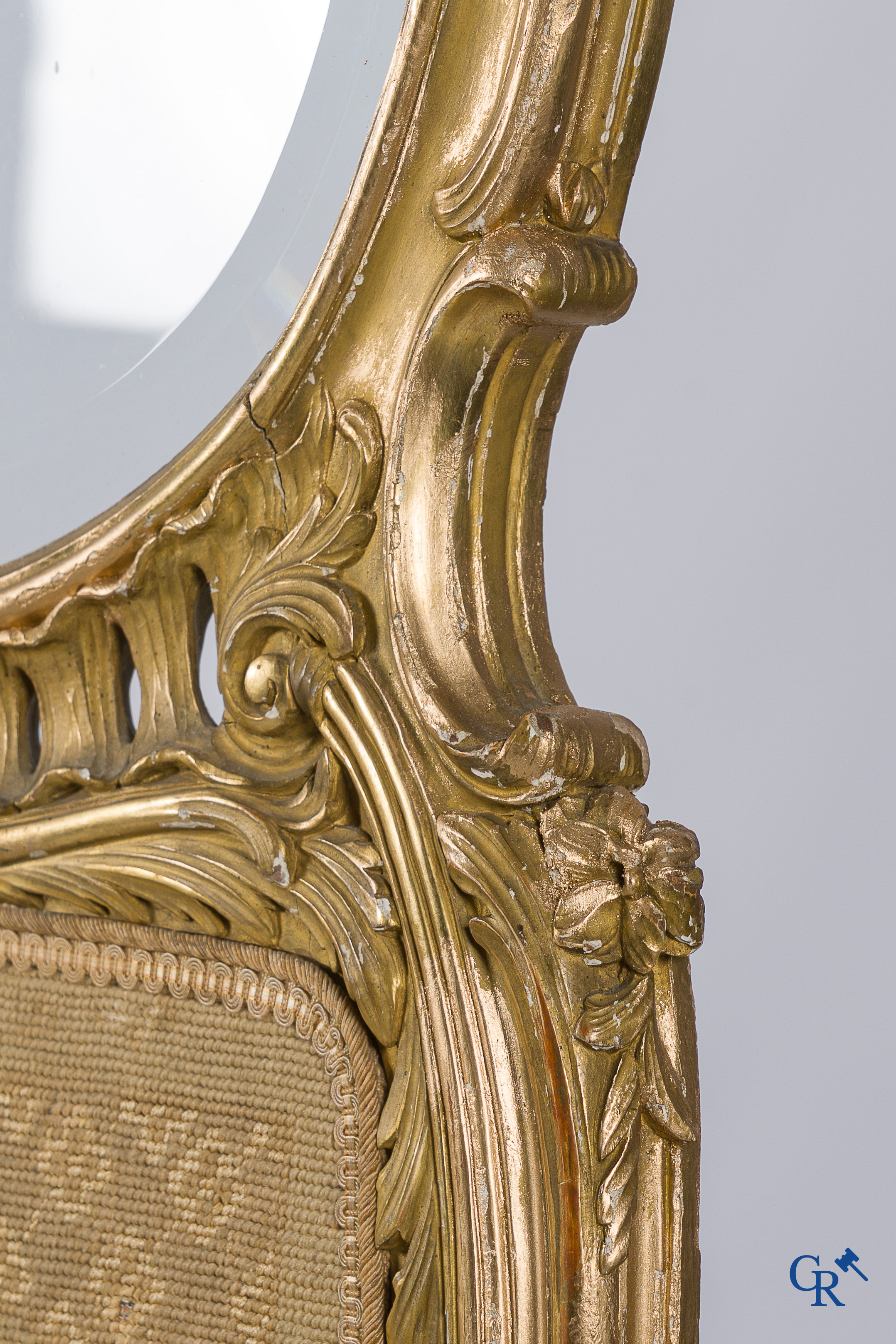 Paravent 3 pièces en bois finement sculpté et doré, décoré de broderie. Style LXV, vers 1900.
