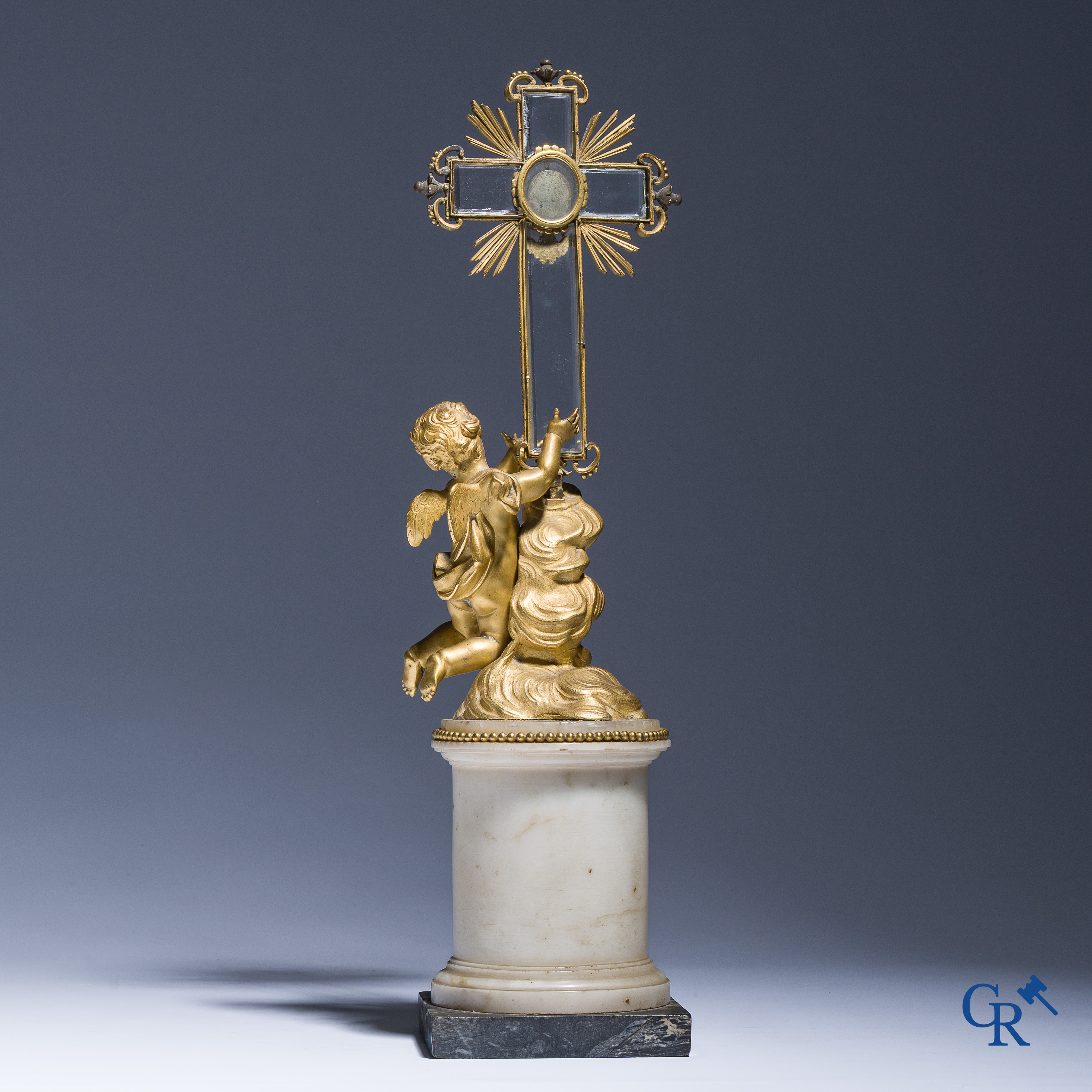 Reliquaire en bronze finement ciselé et doré. Croix sertie de cristal de roche taillé. Fin du XVIIIe siècle.