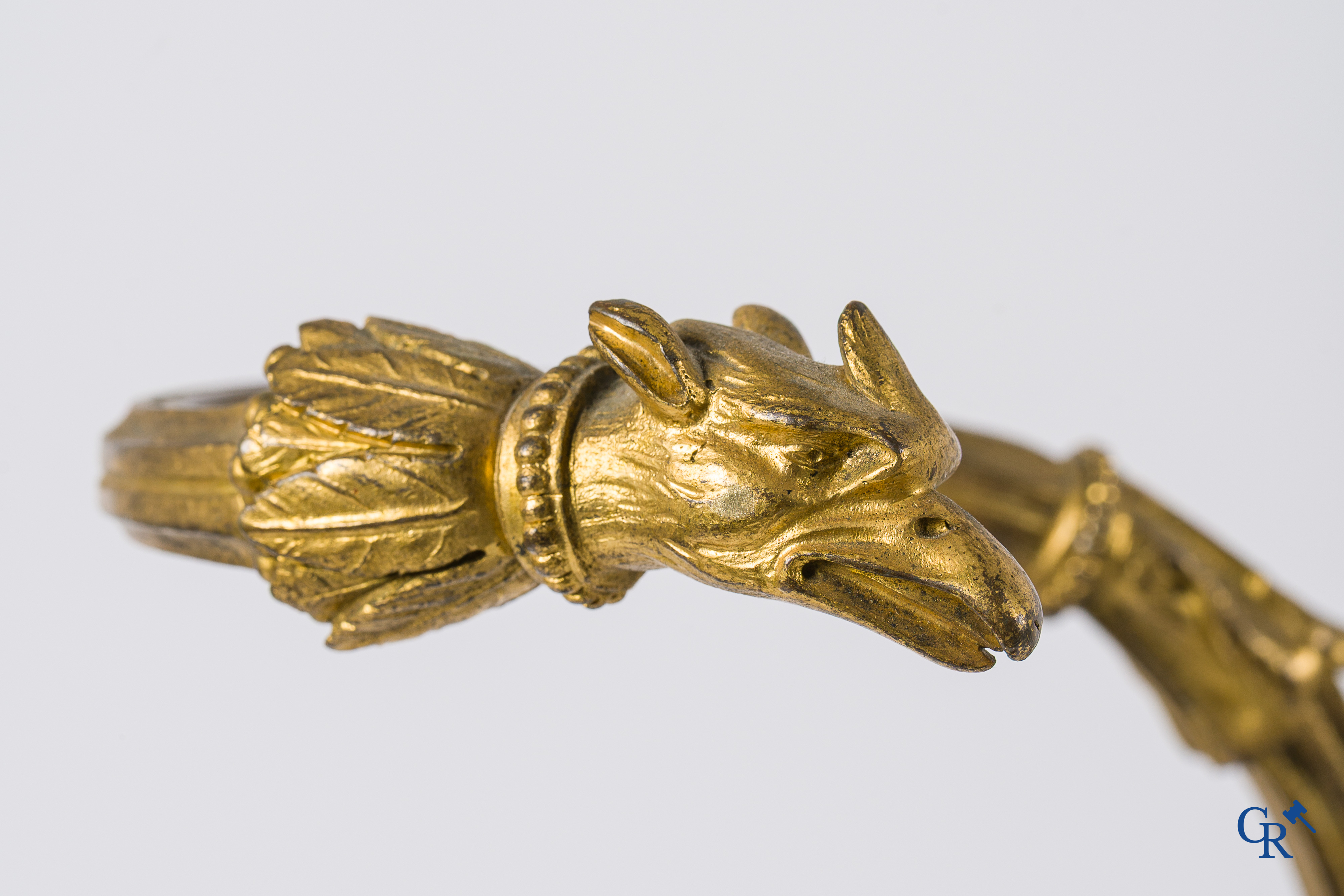 Empire. Porte-parapluie à tête d'aigle en bronze finement ciselé et doré. France, vers 1810.