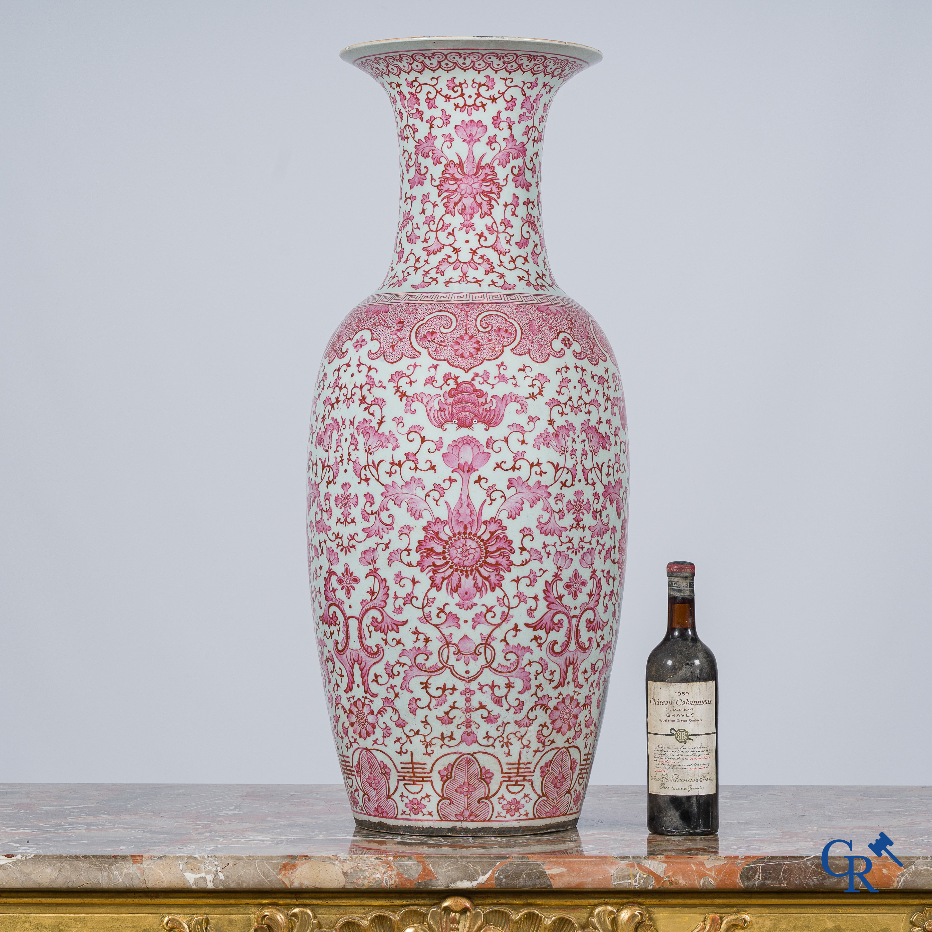 Art Asiatique. Porcelaine chinoise. Grand vase balustre aux motifs violet-rose "puce". 19ème siècle.