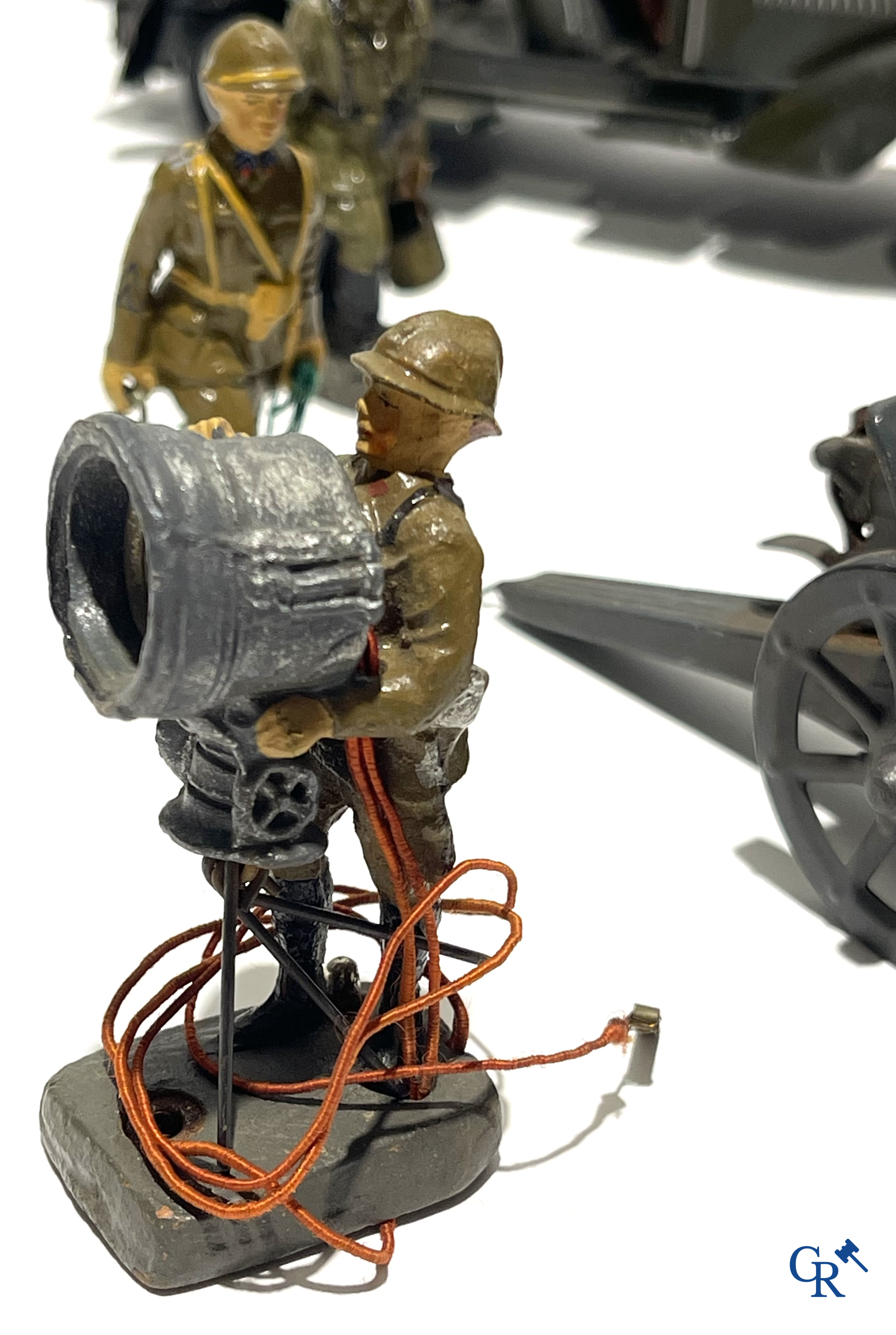 Jouets anciens. Lot de jouets militaires allemands exceptionnellement bien conservés en tôle lithographiée et des figurines en composite. Années '30-'40.