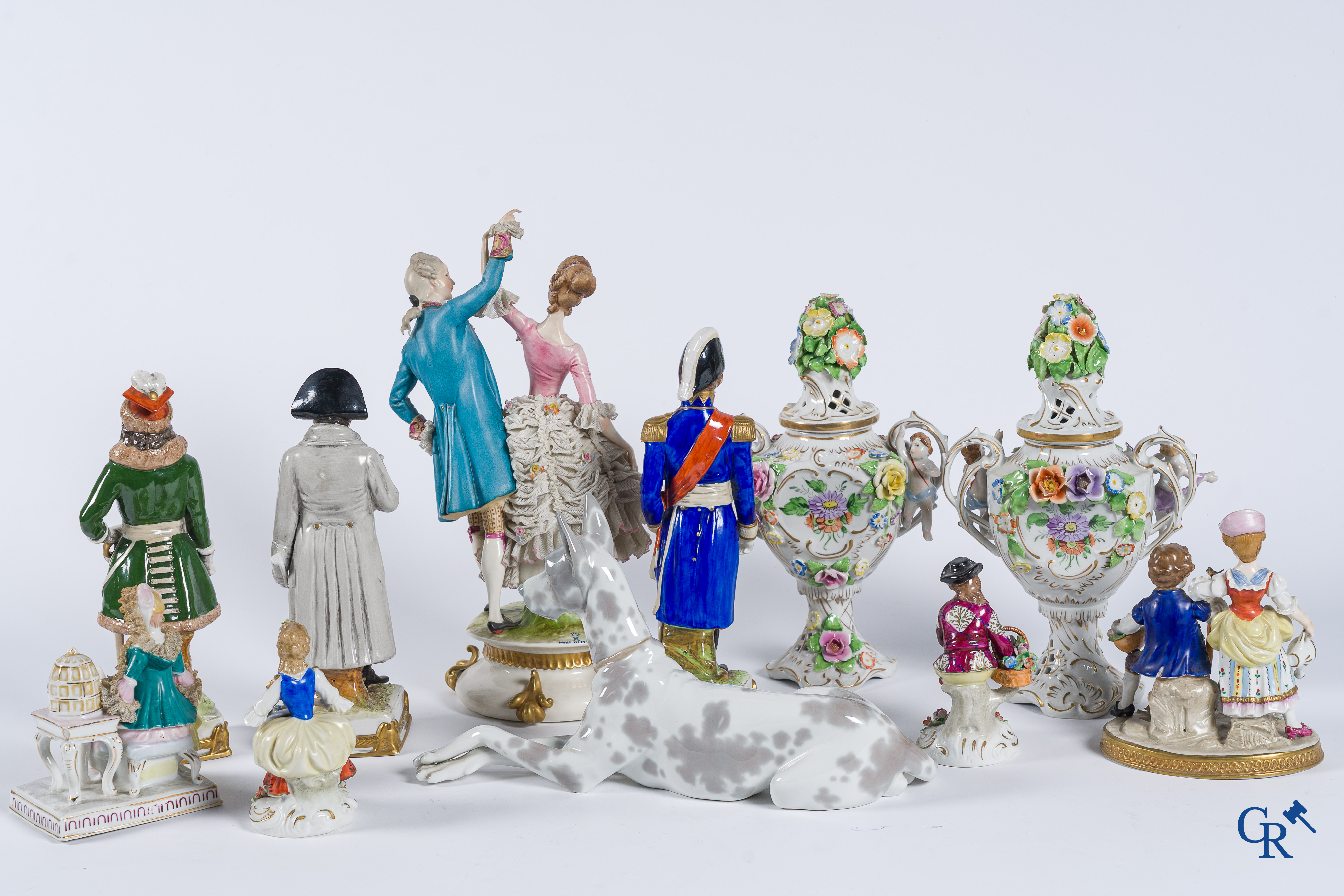 Beau lot de divers sujets en porcelaine. Porcelaine de Saxe, Ladro, etc. (11 pièces)