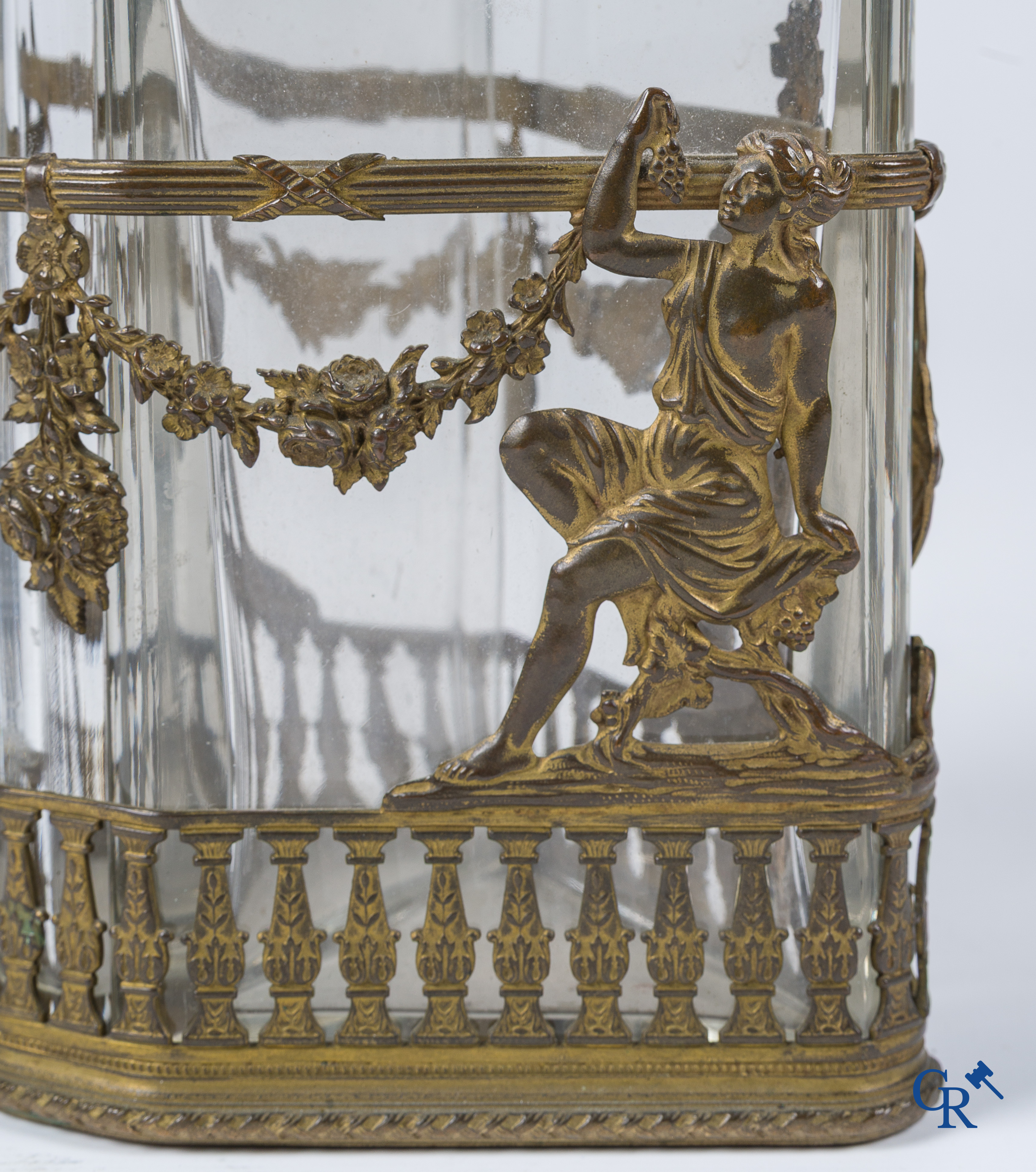 Cave à parfum à deux grands flacons en cristal taillé et bronze doré. Vers 1900.