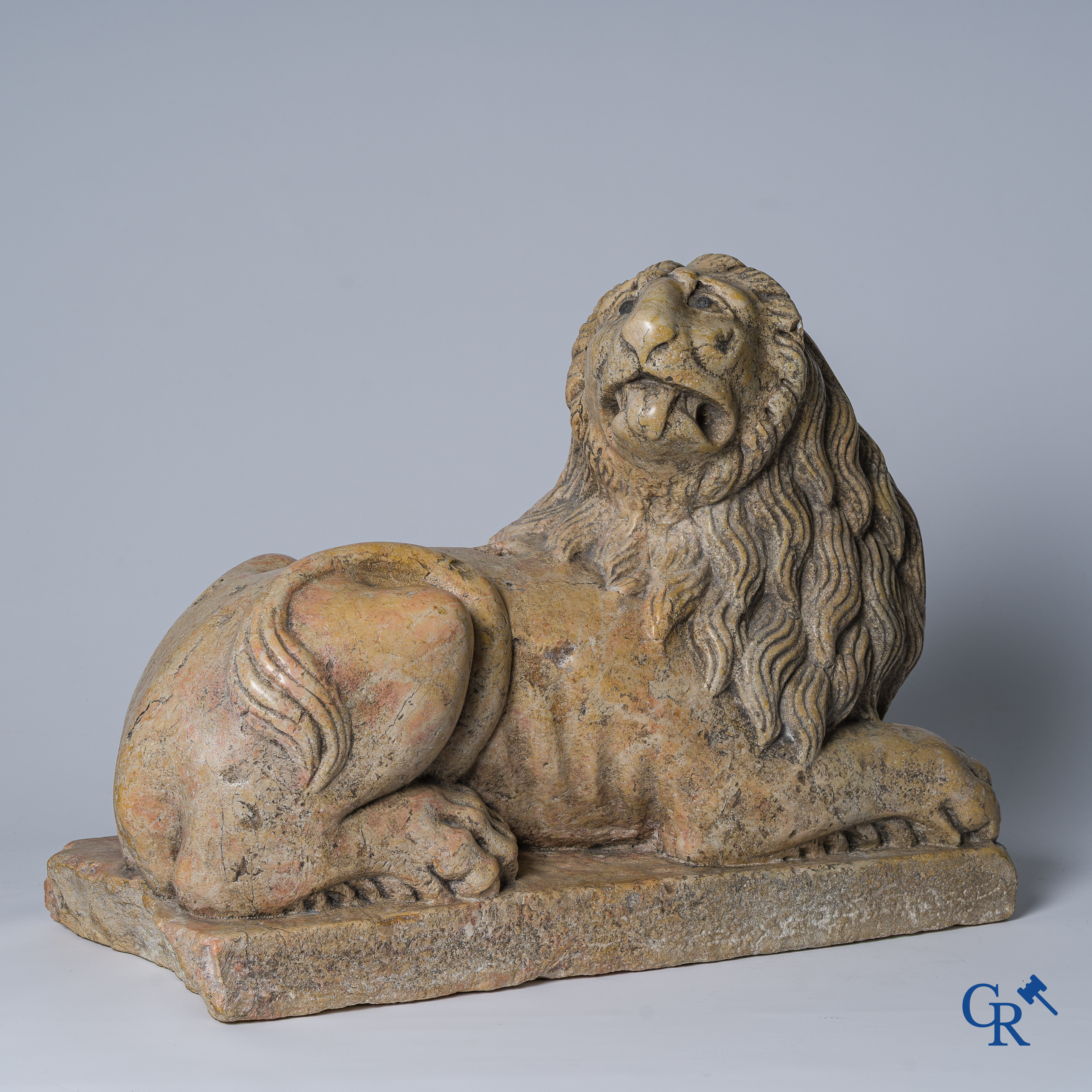 Lion couché taillé en marbre, pupilles en plomb. Italie, vers 1700.