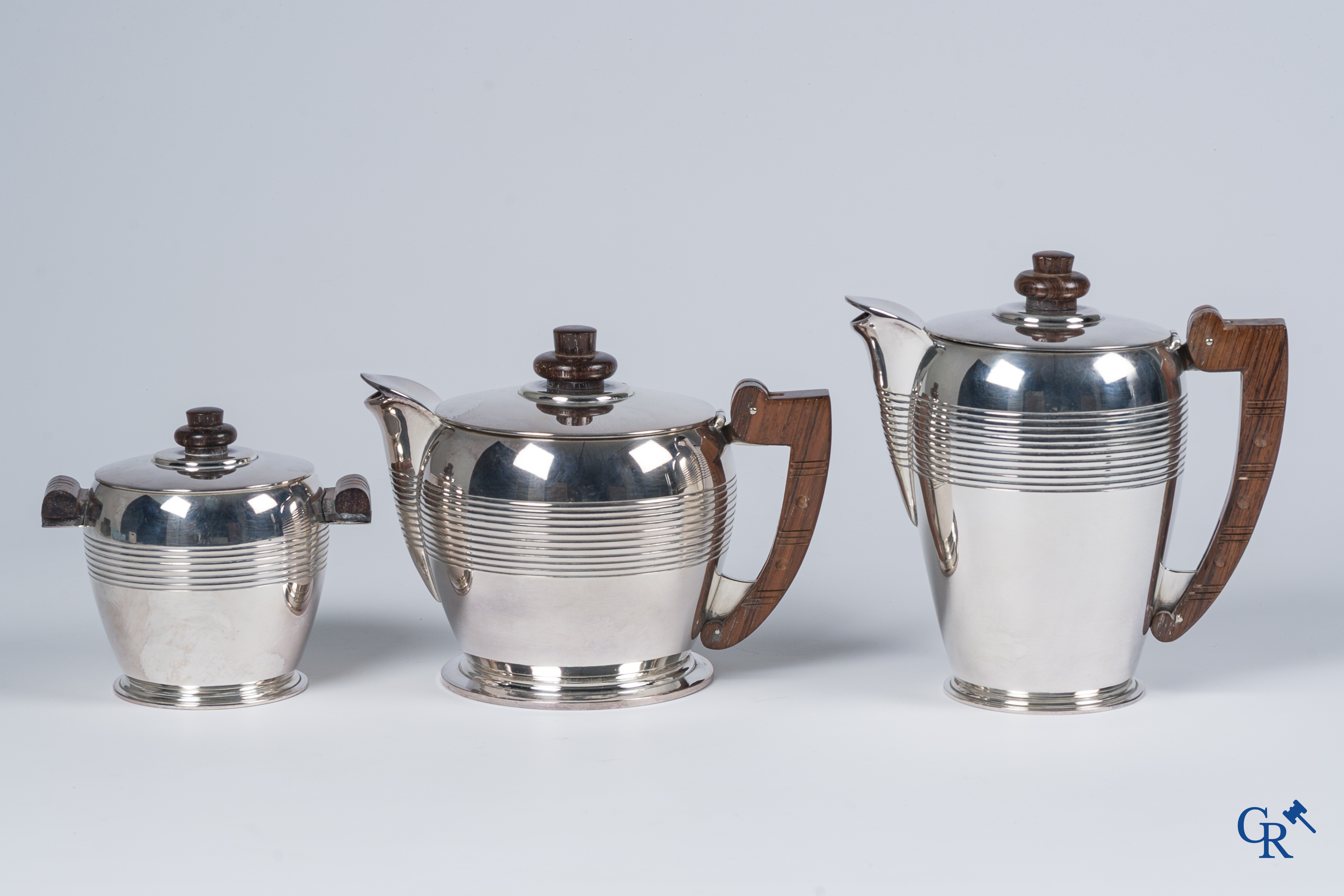 Art déco. Ercuis, vers 1930. Service à café et thé en métal argenté. On y joint une boîte de 6 sujets en métal argenté.