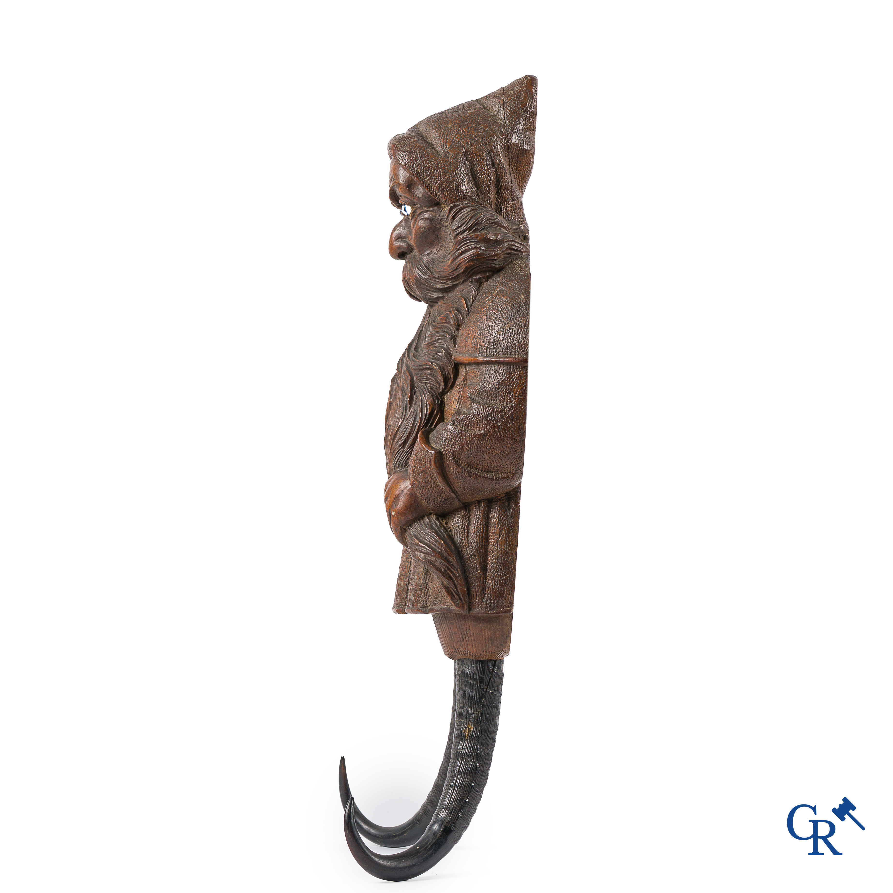 Forêt Noire. Rare porte-manteau représentant un nain. Bois de tilleul sculpté, yeux sulfure et cornes de chamois.