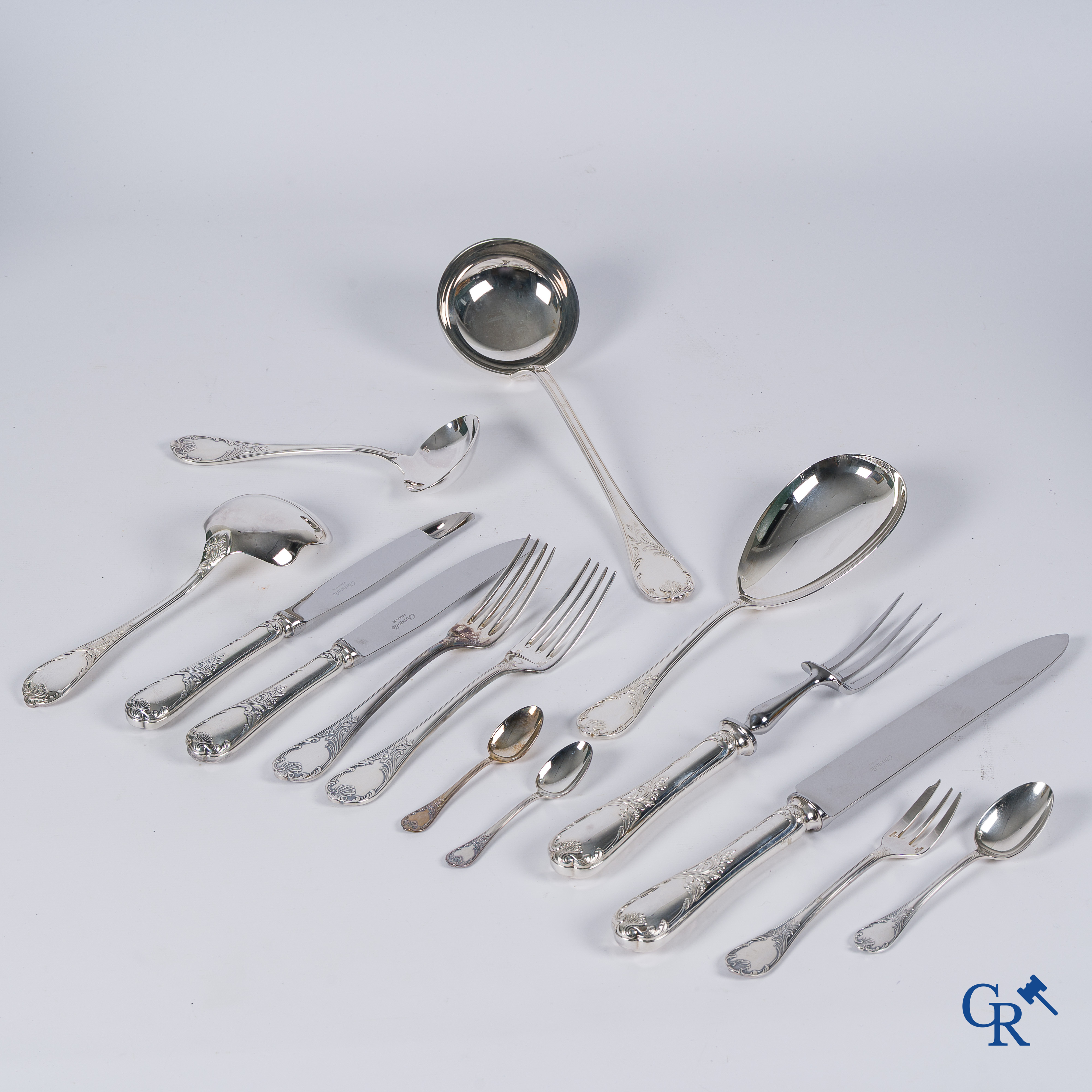 Christofle France. Coffret à couverts composé de 72 couverts en métal argenté. Modèle Marly. Signé.