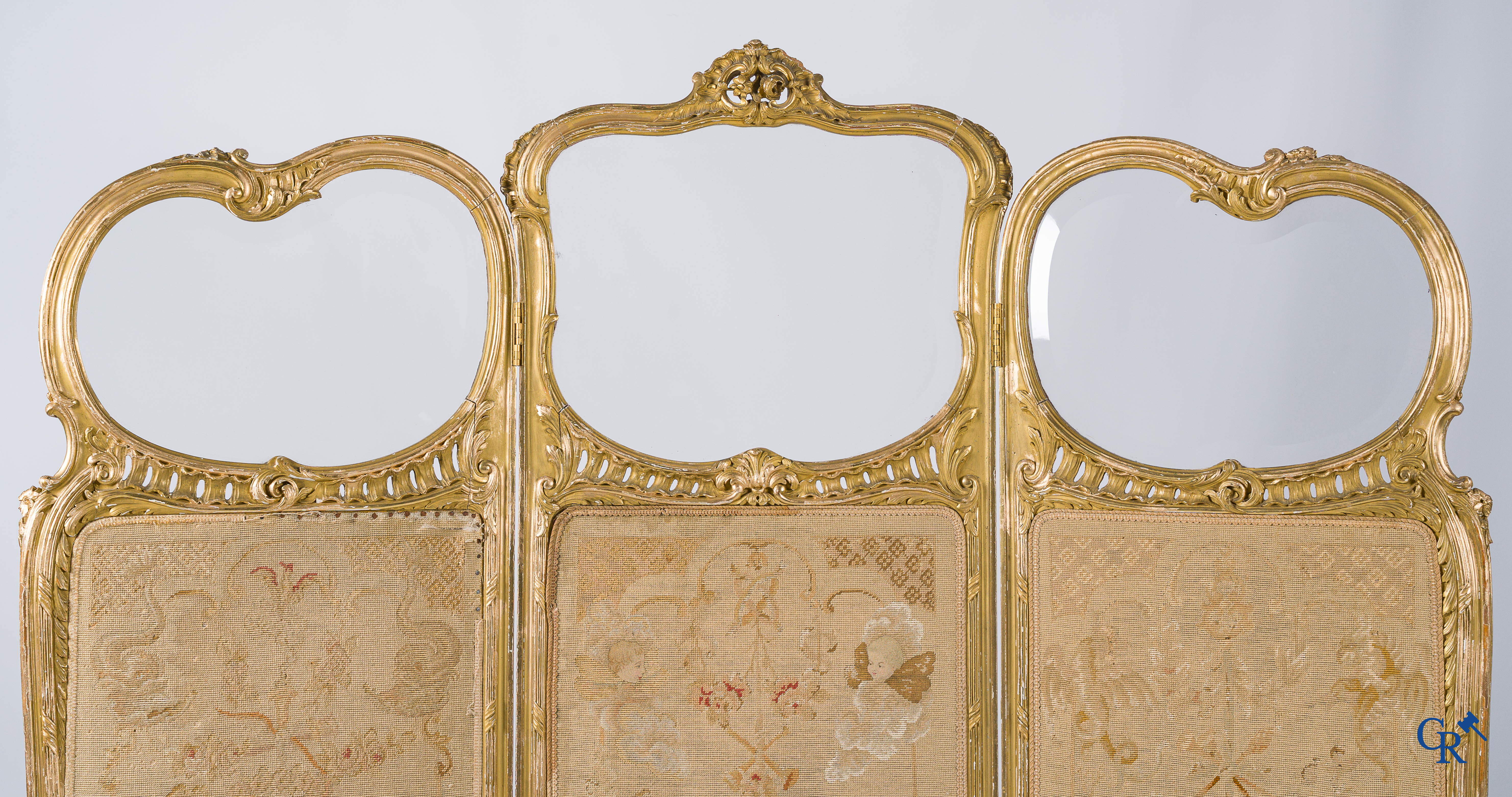 Paravent 3 pièces en bois finement sculpté et doré, décoré de broderie. Style LXV, vers 1900.